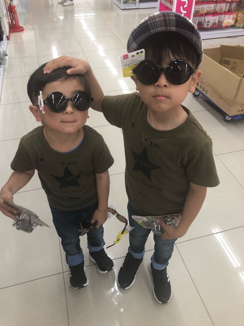 「カジュアルコーデ、kids、おとこのこ、おしゃれさんと繋がりたい、スキニーデニム、おそろいコーデ、彼氏がかっこいい」｜「no brandのアイテム（Tシャツ/カットソー、グリーン系）」を使った、ともはるさん（キッズ・110cm）の夏コーディネートの1枚目の写真