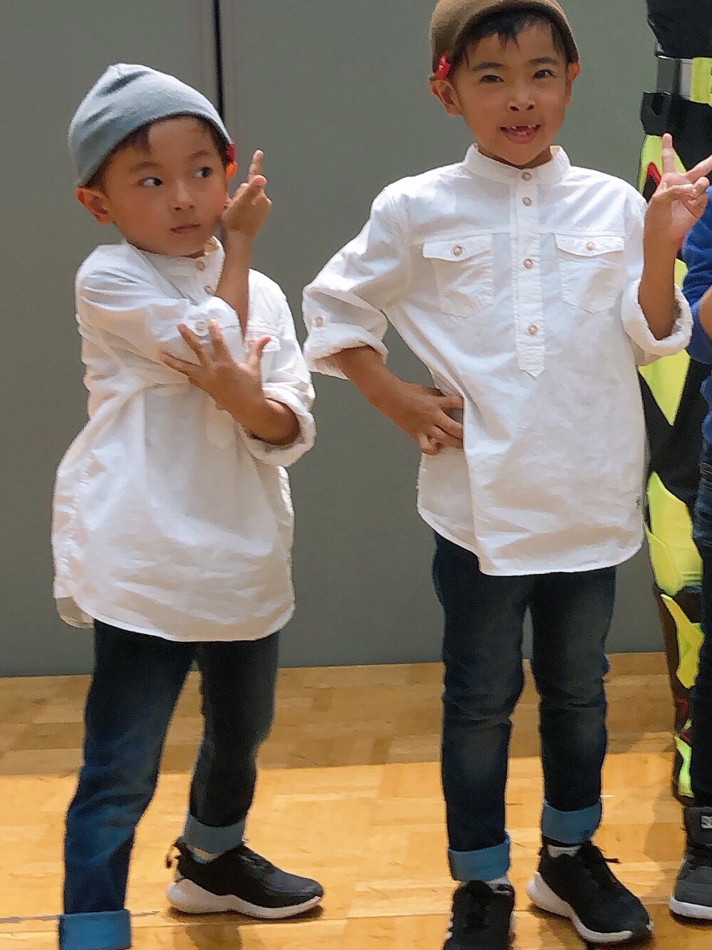 「宇宙兄弟、キッズコーデ、男の子コーデ、シャツスタイル、スニーカー、むすこーで、休日スタイル、カジュアルコーデ、小学生、シャツ」｜「H&Mのアイテム（Tシャツ/カットソー、ホワイト系）」を使った、ともはるさん（キッズ・110cm）の秋コーディネートの1枚目の写真