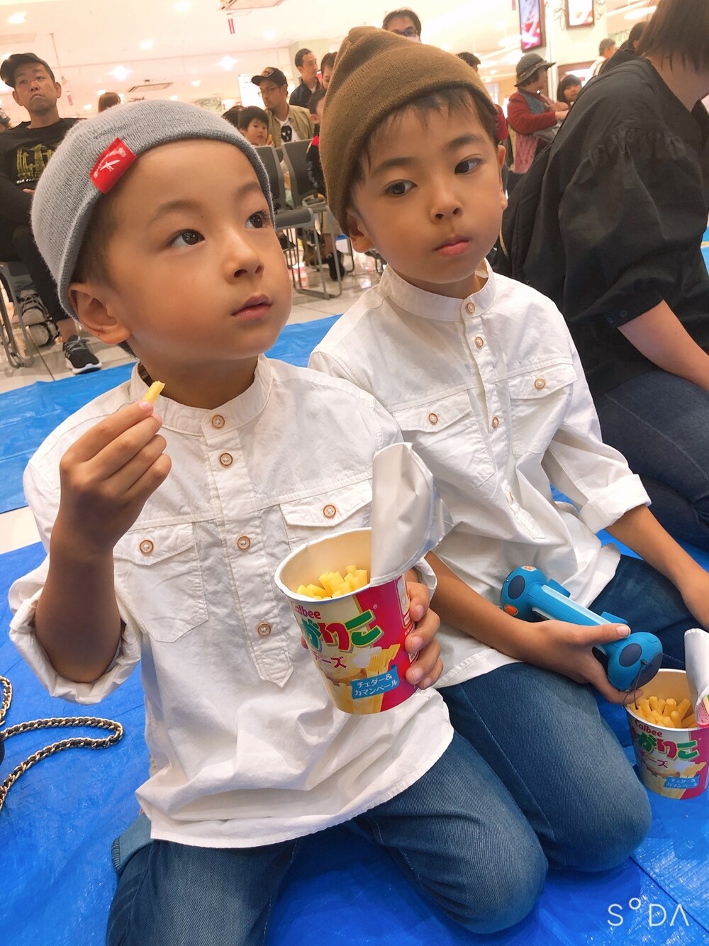 「宇宙兄弟、キッズコーデ、小学生、男の子コーデ、休日スタイル、カジュアルコーデ、こどもコーデ、シャツスタイル、シャツ、シンプル」｜「H&Mのアイテム（シャツ/ブラウス、ホワイト系）」を使った、ともはるさん（キッズ・110cm）の秋コーディネートの1枚目の写真