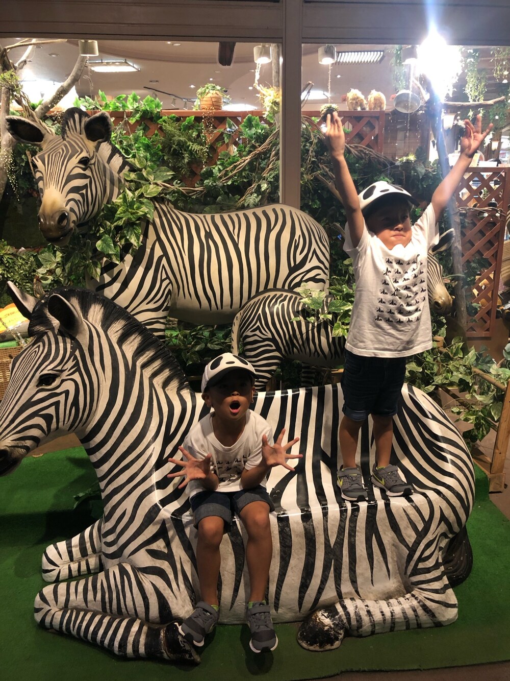「アドベンチャーワールド、旅行、カジュアルコーデ、おしゃれさんと繋がりたい、デニム、男の子コーデ、兄弟、成長」｜「アドベンチャーワールドのアイテム（キャップ、ホワイト系）」を使った、ともはるさん（キッズ・110cm）の冬コーディネートの1枚目の写真