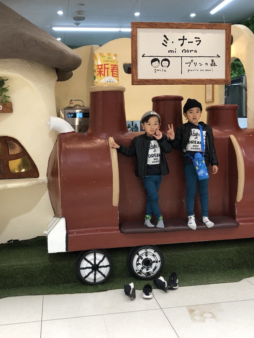 「キッズファッション、冬コーデ、休日スタイル、おそろいコーデ、兄弟コーディネート、おしゃれさんと繋がりたい、男の子、カジュアルコーデ、おとこのこ、シンプルコーデ」｜「adidasのアイテム（スニーカー、ブラック系）」を使った、ともはるさん（キッズ・120cm）の冬コーディネートの1枚目の写真