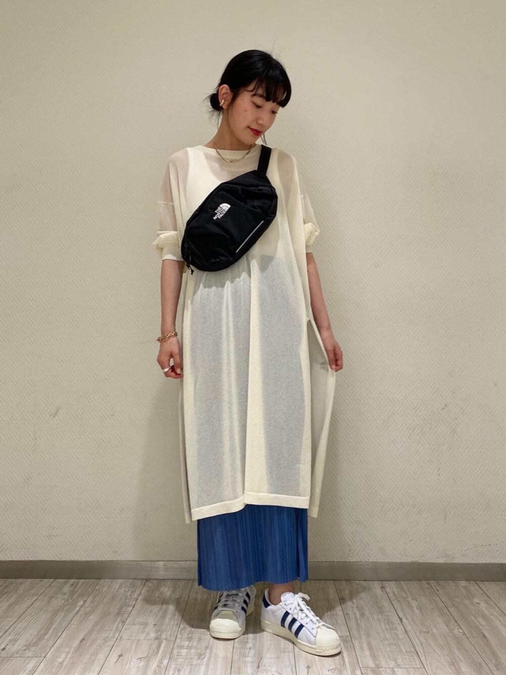 ホワイト系のスニーカー、ホワイト系のタンクトップ、ブラック系のボディバッグ/ウエストポーチを着用したレディースの春コーディネートの1枚目の写真