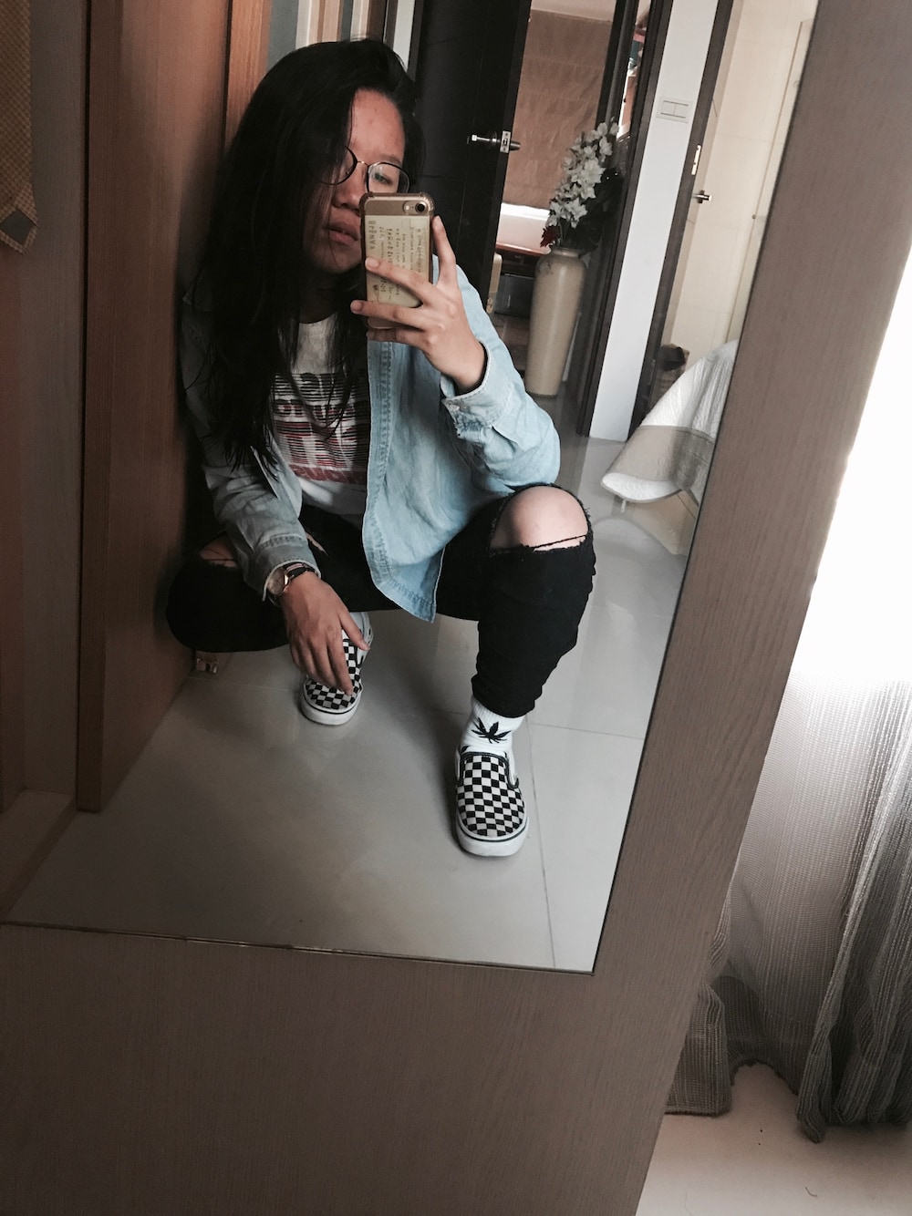 「NIKEのアイテム（Tシャツ/カットソー、ホワイト系）」を使った、elenachewyさん（レディース・157cm）の春コーディネートの1枚目の写真