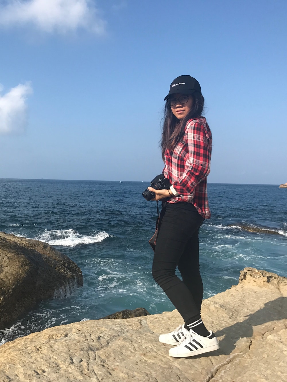 「Championのアイテム（キャップ、ブラック系）」を使った、elenachewyさん（レディース・157cm）の夏コーディネートの1枚目の写真