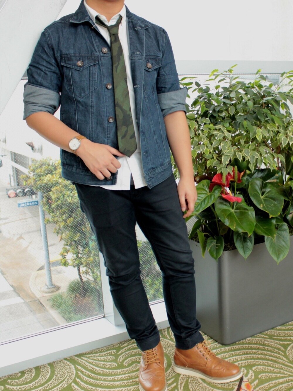 「denimallday、summer、ootd、outfit、boots、denim jacket、business casual、camo、tie」｜「Banana Republicのアイテム（ネクタイ、その他）」を使った、Angelo さん（メンズ・175cm）の冬コーディネートの1枚目の写真