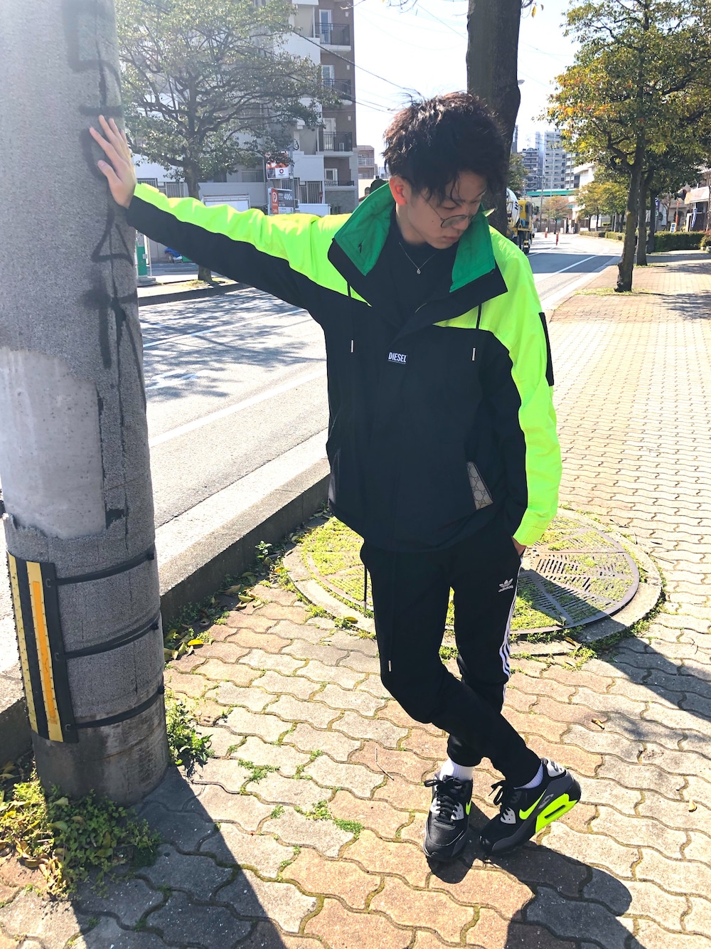 「はるコーデ、春コーデ、ネオンカラー、エアマックス、アディダス(adidas)、タートルネック、スウェットパンツ、ハイソックス、マウンテンパーカー」｜「DIESELのMEN'Sカラーブロックジャケット（ナイロンジャケット、ブラック系）」を使った、Hanedaさん（メンズ・181cm）の春コーディネートの1枚目の写真