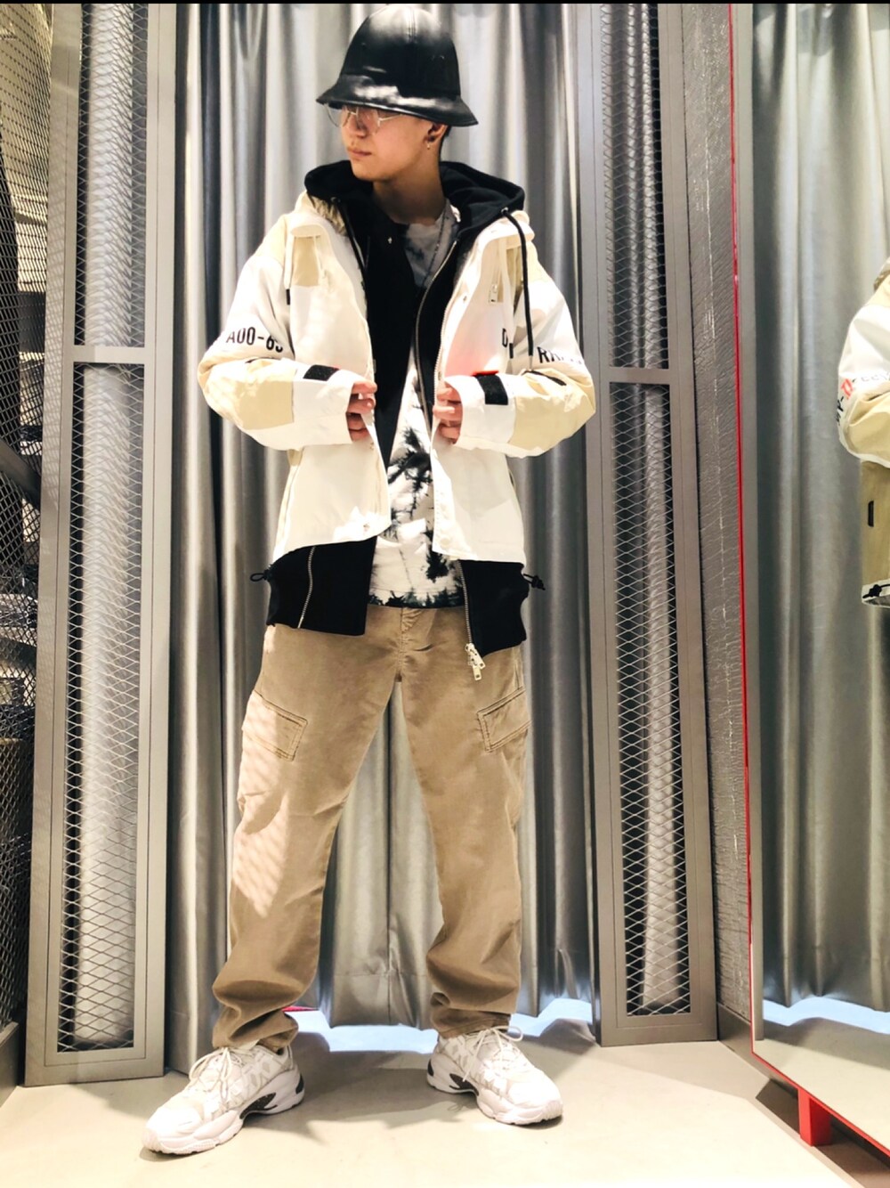 「カジュアル、シンプル、大人カジュアル、スニーカーコーデ、大人コーデ、きれいめカジュアル、ストリートコーデ、韓国ファッション、おしゃれさんと繋がりたい、いいね、save、フォローお願いします🤑」｜「Y-3のY-3 BUCKET HAT（ハット、ブラック系）」を使った、Hanedaさん（メンズ・181cm）の冬コーディネートの1枚目の写真