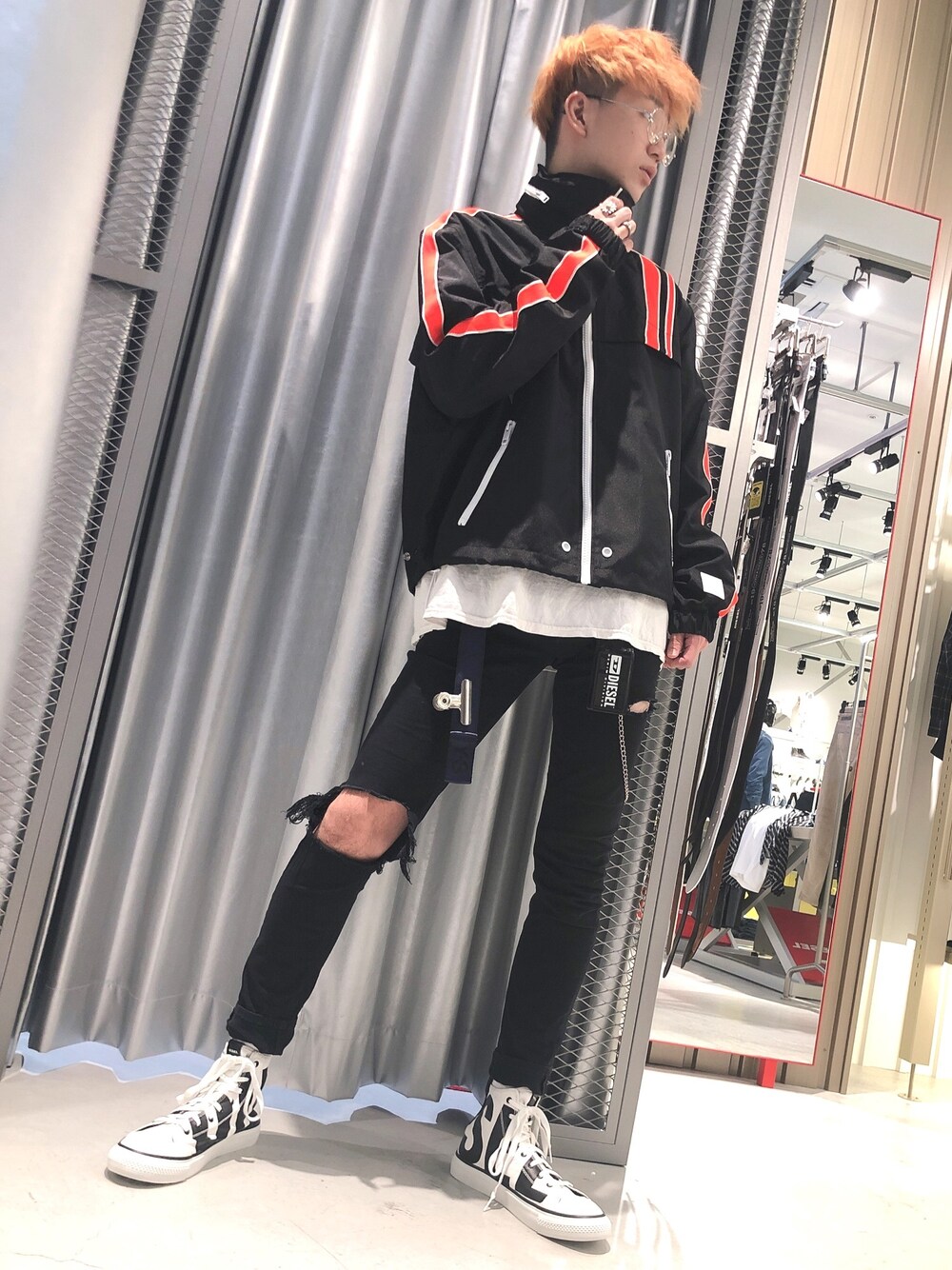 「おうちファッション、シンプルコーデ、はるコーデ、カジュアル、オーバーサイズ、おしゃれさんと繋がりたい、ブラック、オトナカジュアル、黒スキニー、ハイカットスニーカー」｜「DIESELのメンズ ジャケット ダブルレイヤー トラックジャケット（ナイロンジャケット、ブラック系）」を使った、Hanedaさん（メンズ・181cm）の春コーディネートの1枚目の写真