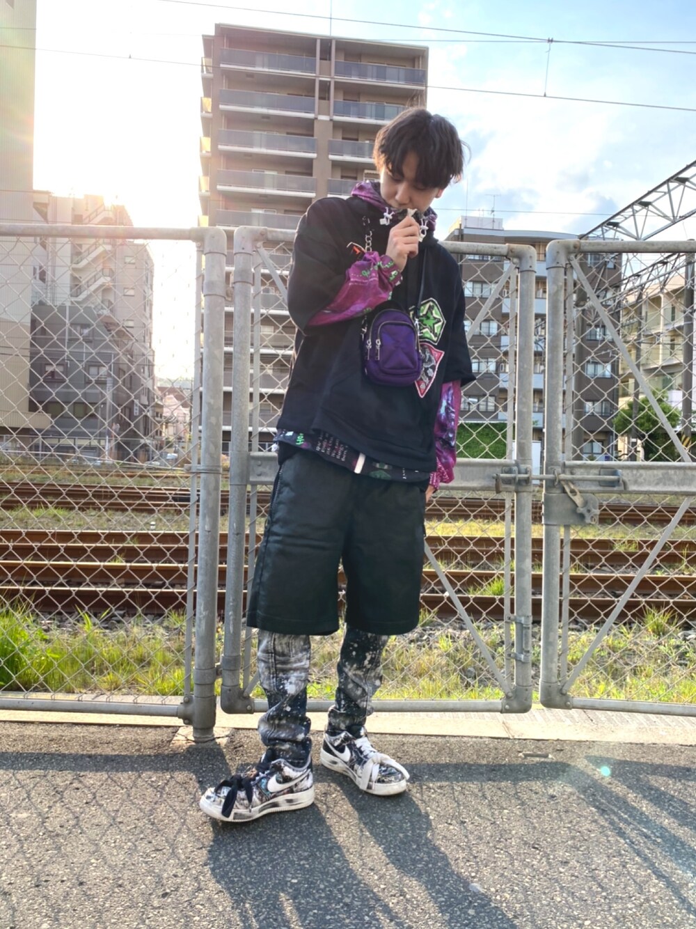 「春、春夏コーデ、スニーカー、オーバーサイズ、はるコーデ、スケータースタイル、韓国ファッション、パーカー、Diesel、休日コーデ」｜「DIESELのメンズ スウェット パーカー ハーフスリーブ パッチ プリント ダブルフード（パーカー、ブラック系）」を使った、Hanedaさん（メンズ・181cm）の春コーディネートの1枚目の写真