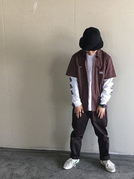 「ブラウン×ブラック」｜「アイテム（帽子）」を使った、小川 礼偉さん（メンズ・169cm）の春コーディネート