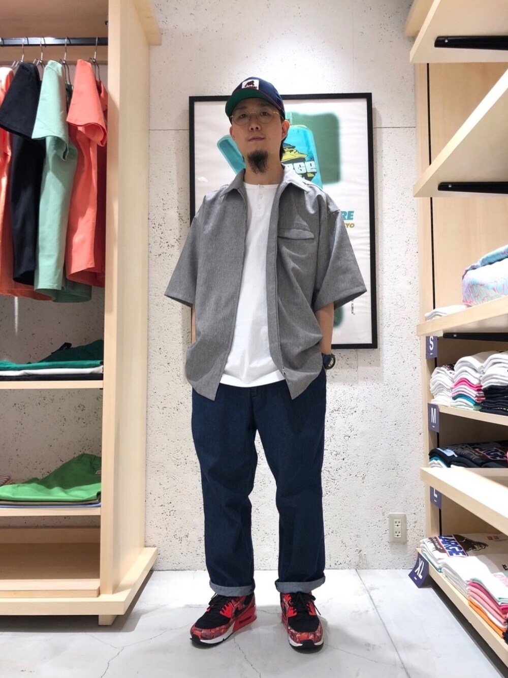 「XLARGE、XLARGE®、WALKINGAPE、NEW ERA、ビッグシルエット、ビッグシャツ、ヘンリーネック、ヘンリーネックＴシャツ、デニムパンツ、デニムワイドパンツ」｜「XLARGEのS/S ZIPPED BIG SHIRT（シャツ/ブラウス、グレー系）」を使った、小川 礼偉さん（メンズ・170cm）の夏コーディネートの1枚目の写真