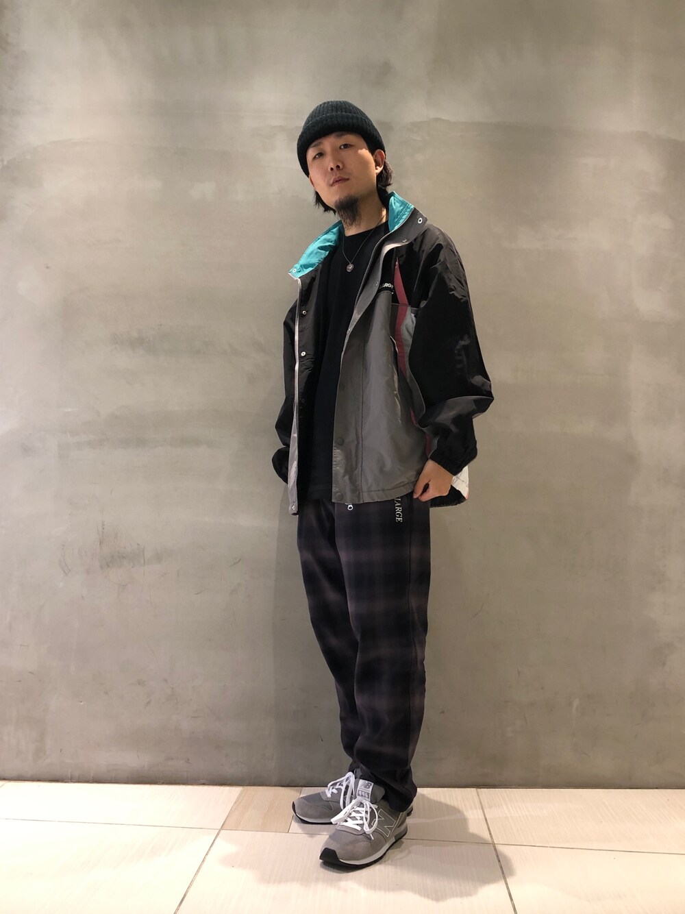 「XLARGE、エクストララージ、スポーツミックス、チェックパンツ、オンブレチェック、ビーニー、スニーカー、ストリート、ストリートファッション、おしゃれさんと繋がりたい」｜「XLARGEのMULTI PANELED NYLON JACKET（ブルゾン、グレー系）」を使った、小川 礼偉さん（メンズ・169cm）の秋コーディネートの1枚目の写真
