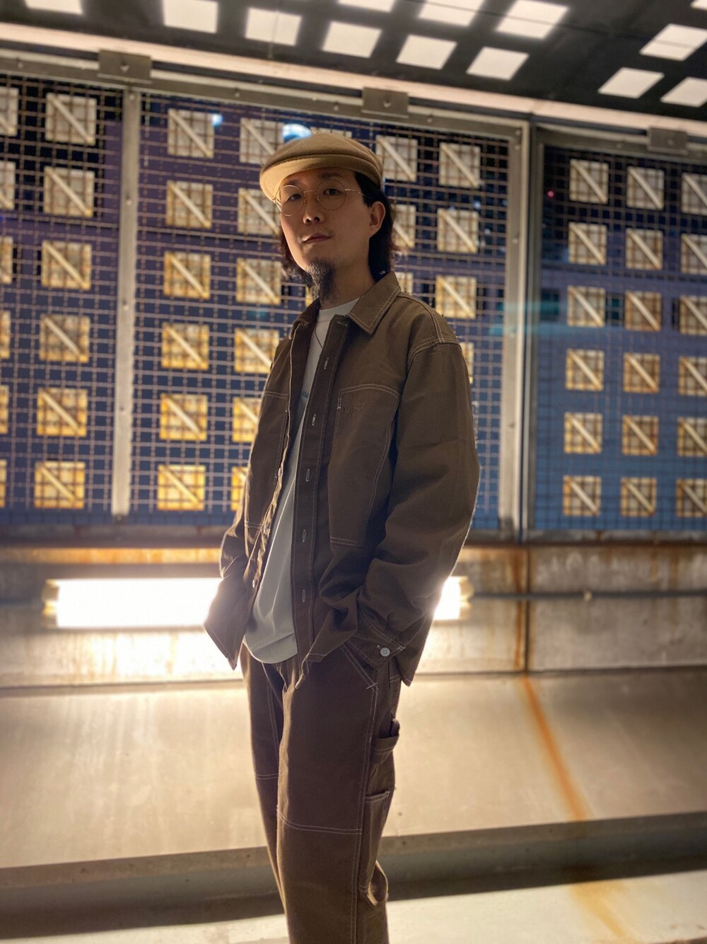 「やっぱりストリートが好き、XLARGE、エクストララージ、セットアップ、セットアップスタイル、ステッチ、ワークシャツ、シンプルコーデ、オトナカジュアル、フォローミー」｜「XLARGEのSTITCH WORK SHIRT（シャツ/ブラウス、ブラウン系）」を使った、小川 礼偉さん（メンズ・169cm）の秋コーディネートの1枚目の写真