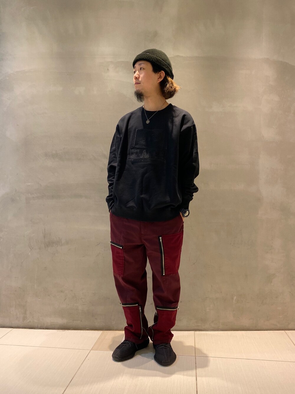 「XLARGE、エクストララージ、クルーネック、クルーネックスウェット、フライトパンツ、ネックレス、ビーニー、yeezy、yeezyboost350V2、ストリート」｜「XLARGEのEMBROIDERY OG CN SWT（スウェット、ブラック系）」を使った、小川 礼偉さん（メンズ・169cm）の春コーディネートの1枚目の写真