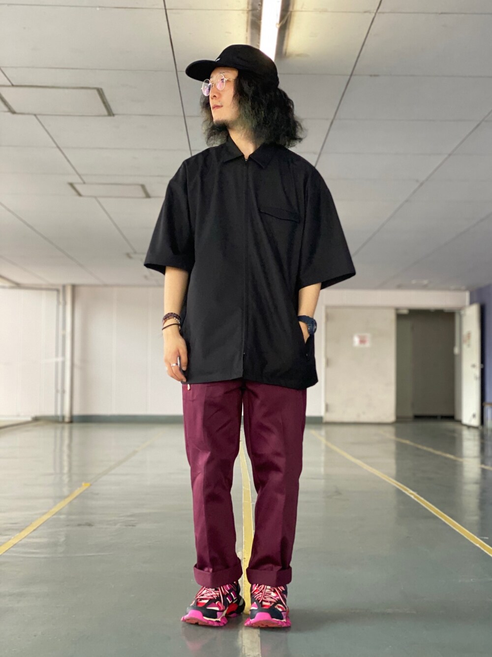 「XLARGE、エクストララージ、ビッグシルエット、ビッグシャツ、シャツスタイル、Dickies、ワークパンツ、BALENCIAGA、大人コーデ、おしゃれさんと繋がりたい」｜「XLARGEのPATCHED CAMP CAP（キャップ、ブラック系）」を使った、小川 礼偉さん（メンズ・170cm）の夏コーディネートの1枚目の写真