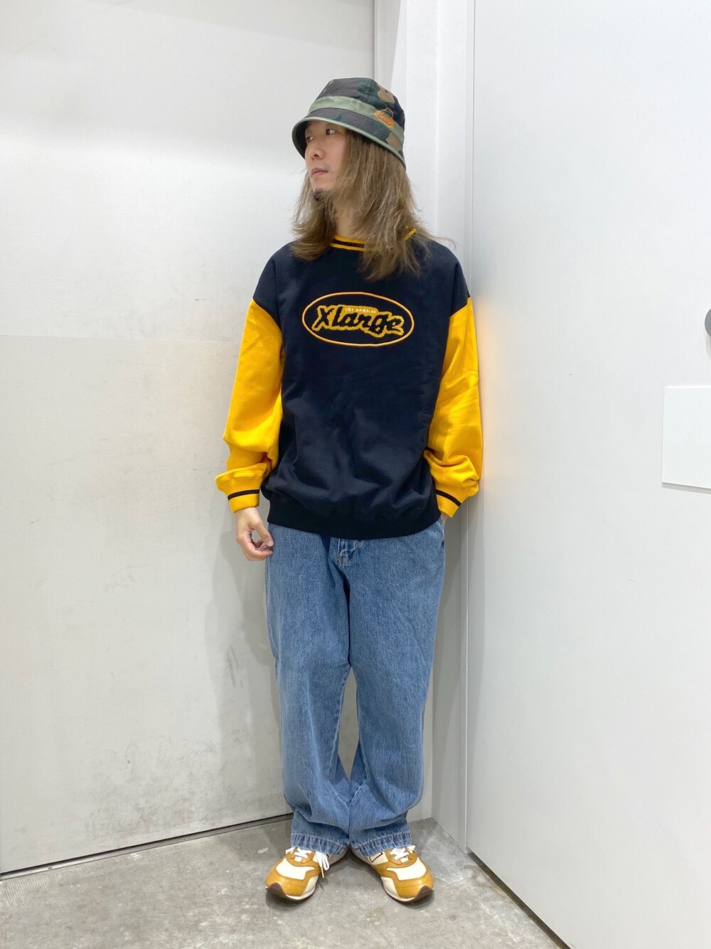 「XLARGE、エクストララージ、ストリート」｜「XLARGEのRETRO CREW NECK SWEAT（スウェット、ブラック系）」を使った、小川 礼偉さん（メンズ・170cm）の秋コーディネートの1枚目の写真