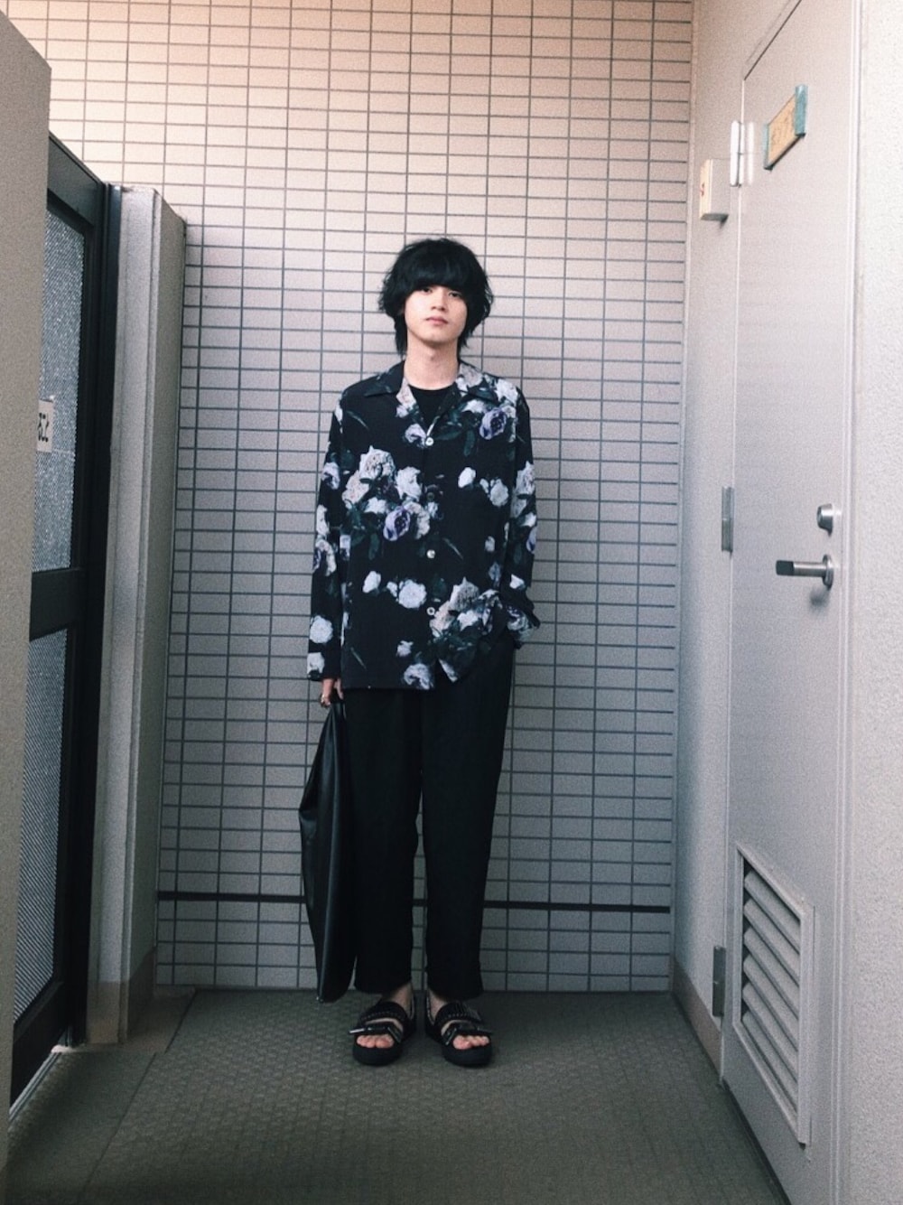 ブラック系のサンダル、ブラック系のトートバッグ、ブルー系のその他を着用したメンズの夏コーディネートの1枚目の写真