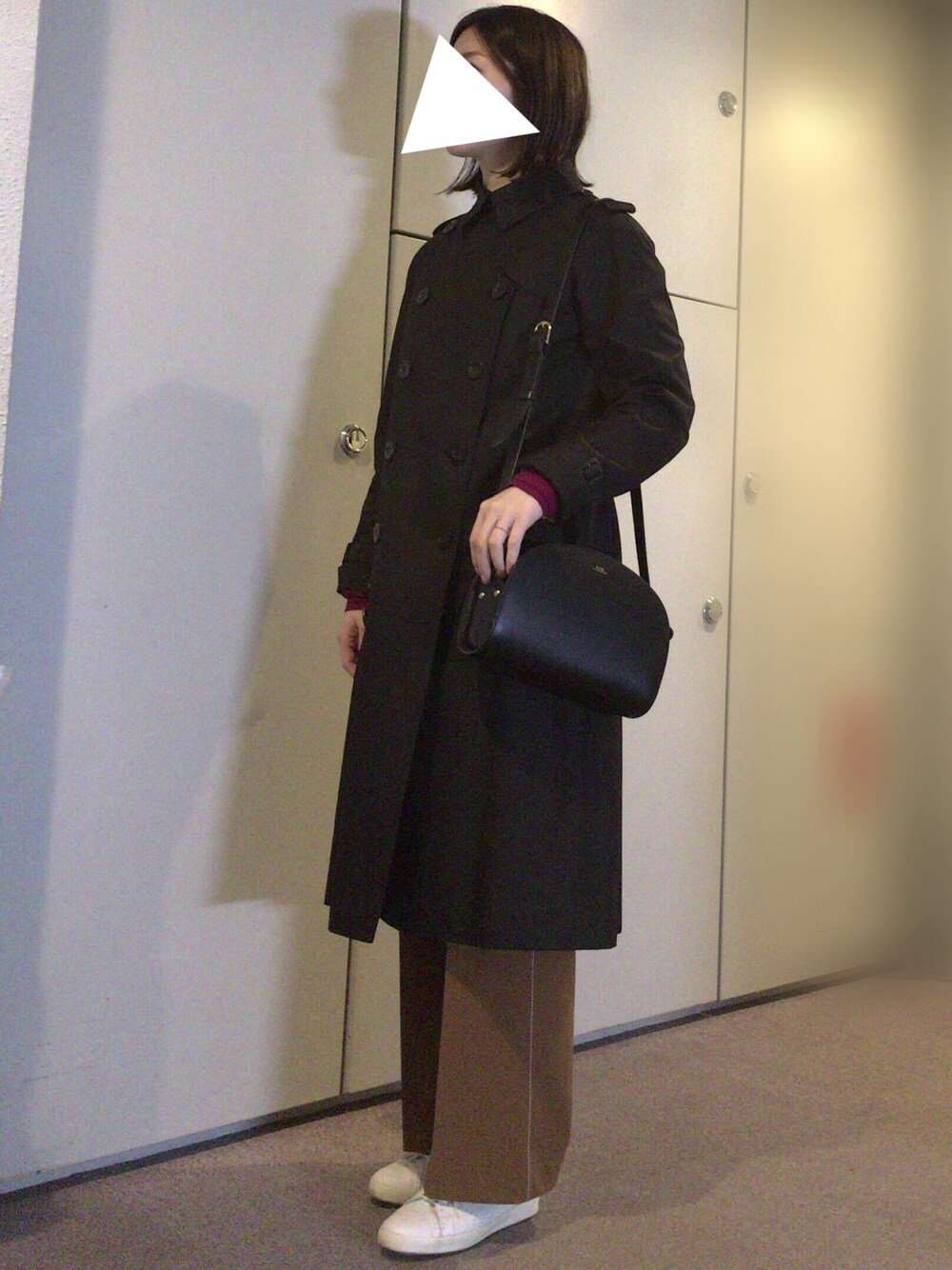 「休日スタイル、大人カジュアル、お花見、白スニーカー、A.P.C.、ZARA、トレンチコート、はるコーデ、ブラック」｜「A.P.C.のSAC DEMI-LUNE （ショルダーバッグ、ブラック系）」を使った、minさん（レディース・158cm）の春コーディネートの1枚目の写真