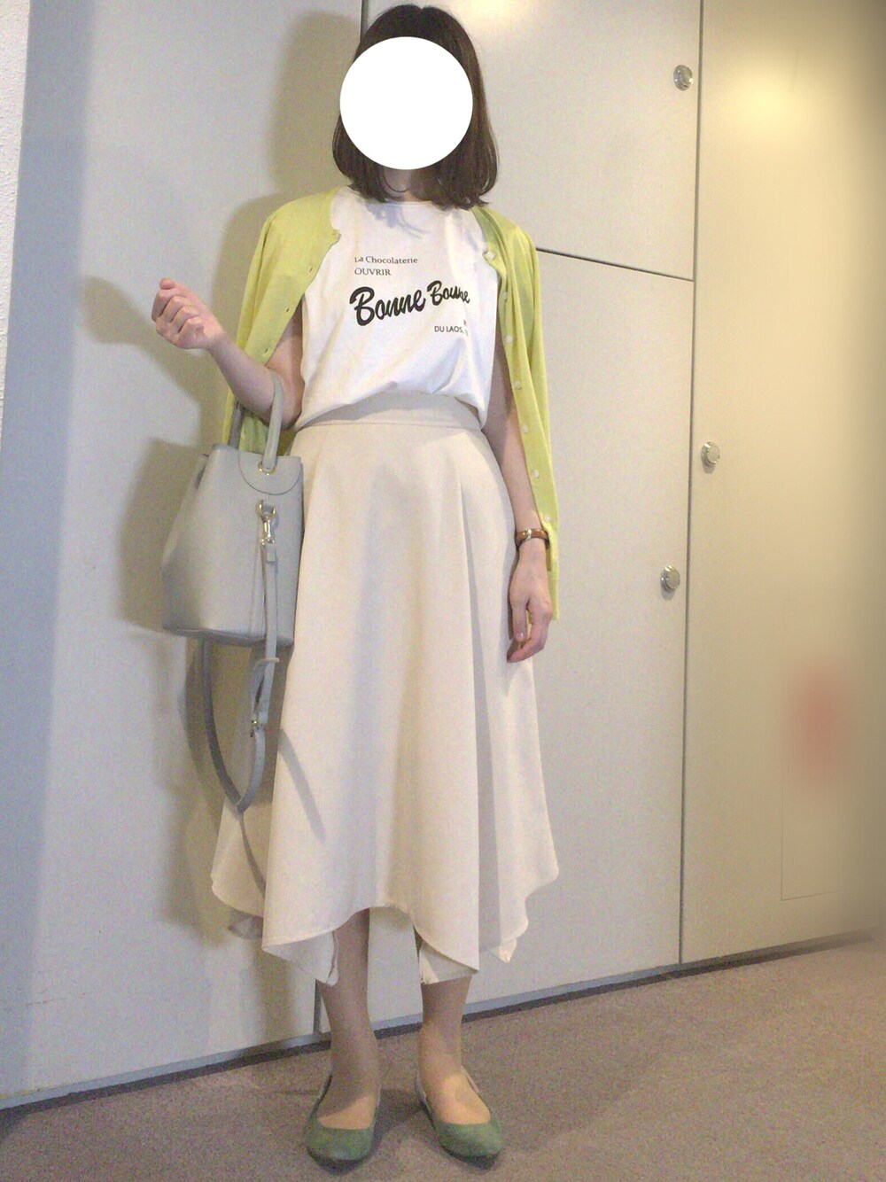 「夏コーデ、白Tシャツ、ロゴT、ホワイト、カラーパンプス、さしいろ」｜「green label relaxingのアイテム（トップス、イエロー系）」を使った、minさん（レディース・158cm）の夏コーディネートの1枚目の写真