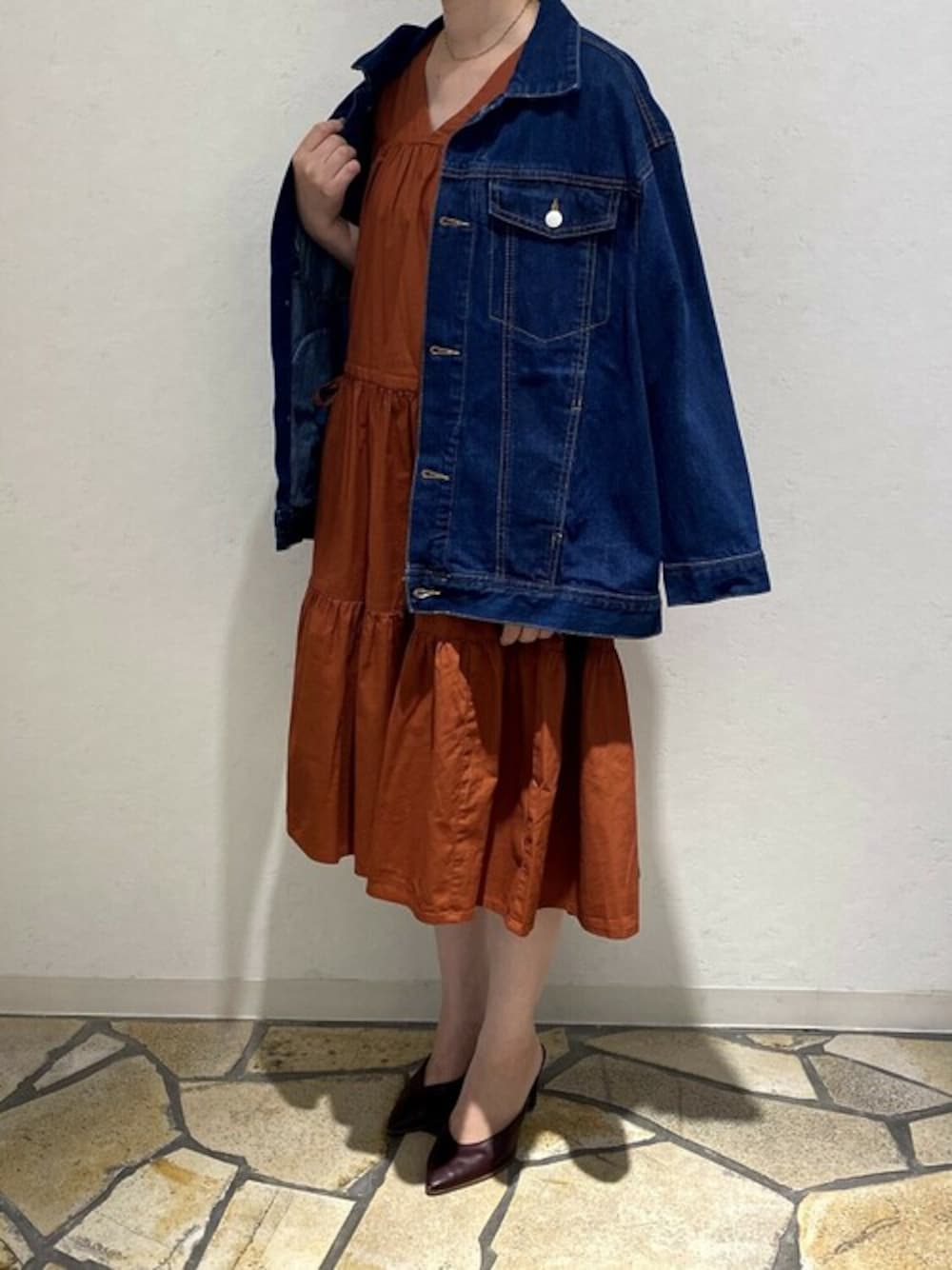 「ElegChicのコットンティアードワンピース（ワンピース、ブラウン系）」を使った、EC STAFFさん（レディース・153cm）の秋コーディネートの1枚目の写真