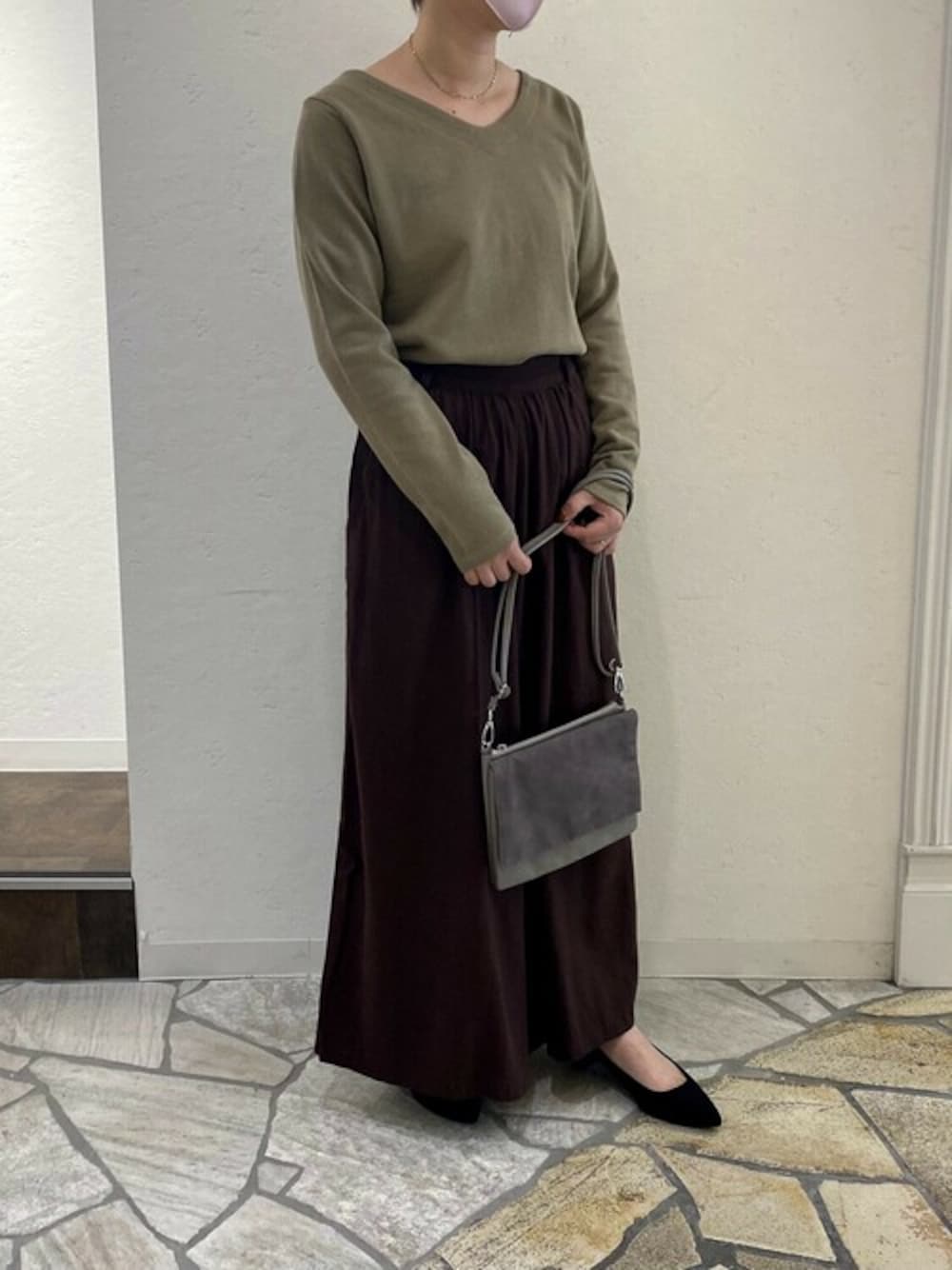 「ElegChicのリネンミックスワイドパンツ（その他パンツ、ブラウン系）」を使った、EC STAFFさん（レディース・153cm）の秋コーディネートの1枚目の写真