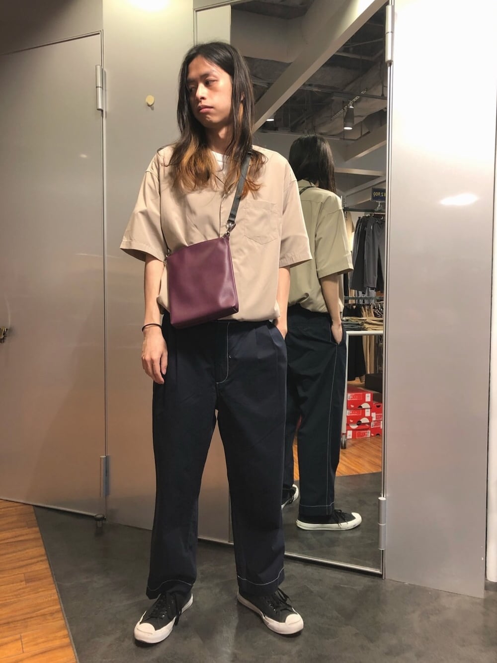 ベージュ系のシャツ/ブラウス、ブルー系のチノパンツ、パープル系のショルダーバッグを着用したメンズの夏コーディネートの1枚目の写真