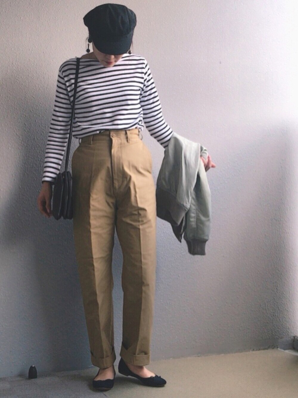 「大人カジュアル、shinzone、セントジェームス、CELINE、パンプス、春、ロンT、デート、おでかけ、春コーデ」｜「Ray BEAMSの Ray BEAMS / MA-1 ブルゾン（MA-1、グレー系）」を使った、hm!さん（レディース・159cm）の春コーディネートの1枚目の写真