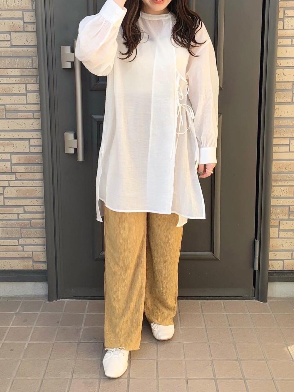 「LOWRYS FARM、ローリーズファーム(LOWRYS FARM)、シアーシャツ、チャイナシャツ、ホワイトシャツ、カラーパンツ、楊柳パンツ、楊柳、からし色、マスタード」｜「LOWRYS FARMのシアーチャイナブラウスＬＳ　942322（シャツ/ブラウス、ホワイト系）」を使った、𝐧𝐚𝐧𝐚𝐦𝐢さん（レディース・153cm）の春コーディネートの1枚目の写真
