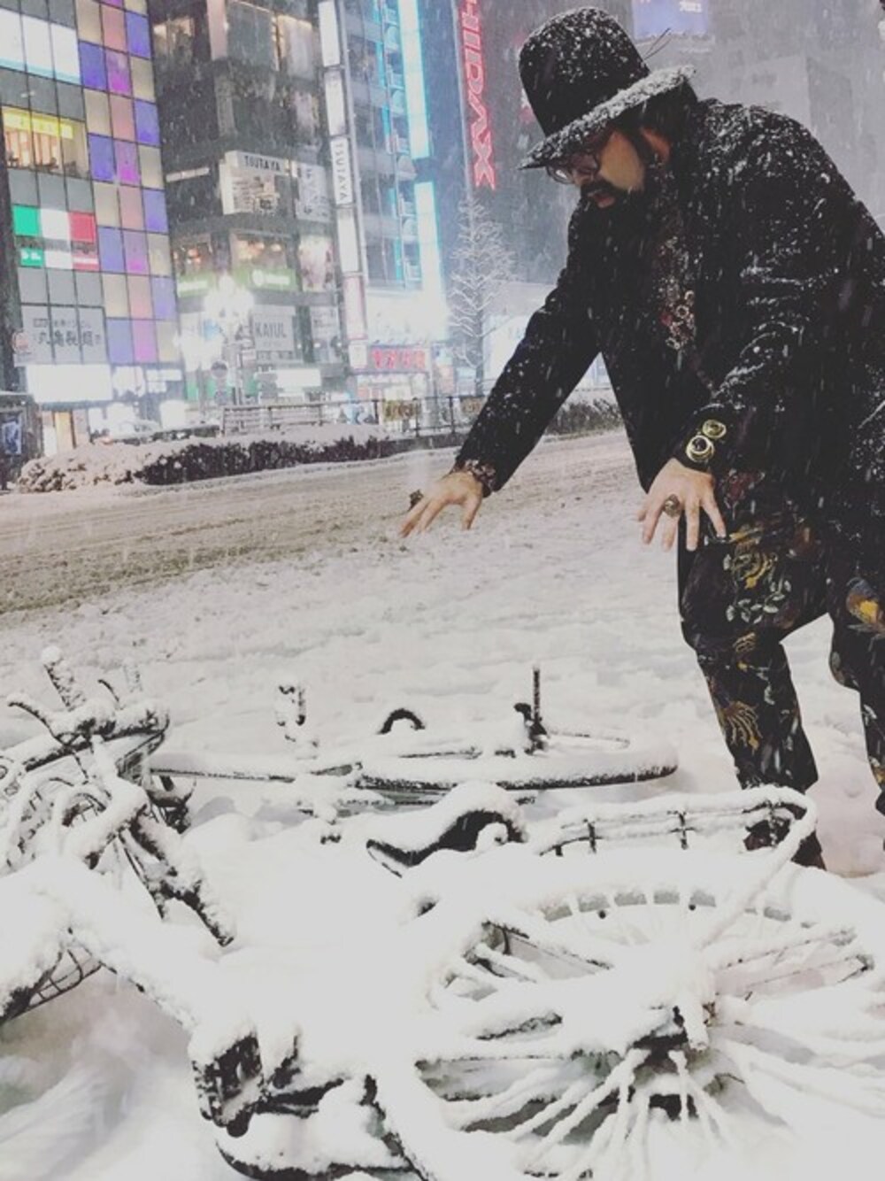「コート、柄パンツ、柄シャツ、冬コーデ、大雪、menswear、A STORY TOKYO」｜「no brandのGalluje ガルジェ 王冠 電球 ネックレス（ネックレス、ブラック系）」を使った、A STORY TOKYOさん（メンズ・172cm）の冬コーディネートの1枚目の写真