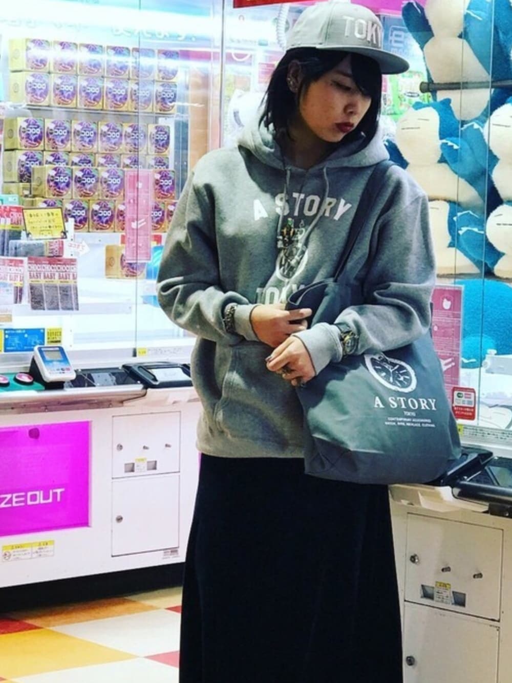 グレー系のパーカー、グレー系のアンサンブル、ホワイト系のイヤリング(片耳用)を着用したレディースの冬コーディネートの1枚目の写真