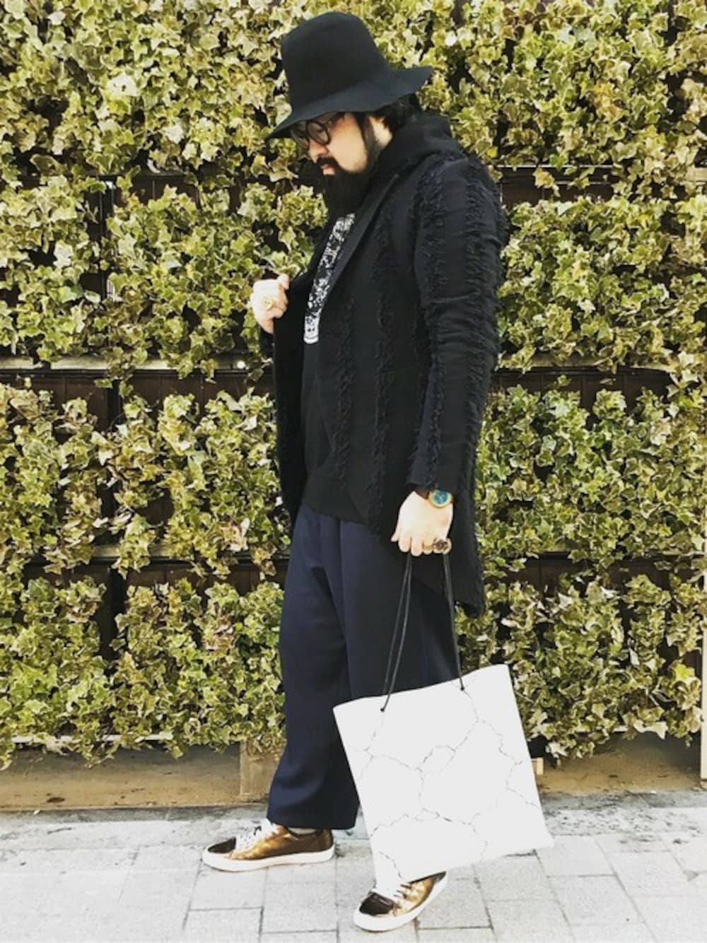 ブラック系のスウェット、ブラック系のその他アウター、ホワイト系のトートバッグを着用したメンズの春コーディネートの1枚目の写真