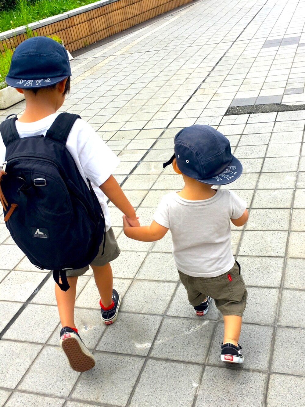 「きょうだい、キッズ、おとこのこ、おそろいコーデ、夏コーデ、ハーフパンツ」｜「GUのアイテム（Tシャツ/カットソー、ホワイト系）」を使った、miimさん（キッズ・110cm）の夏コーディネートの1枚目の写真