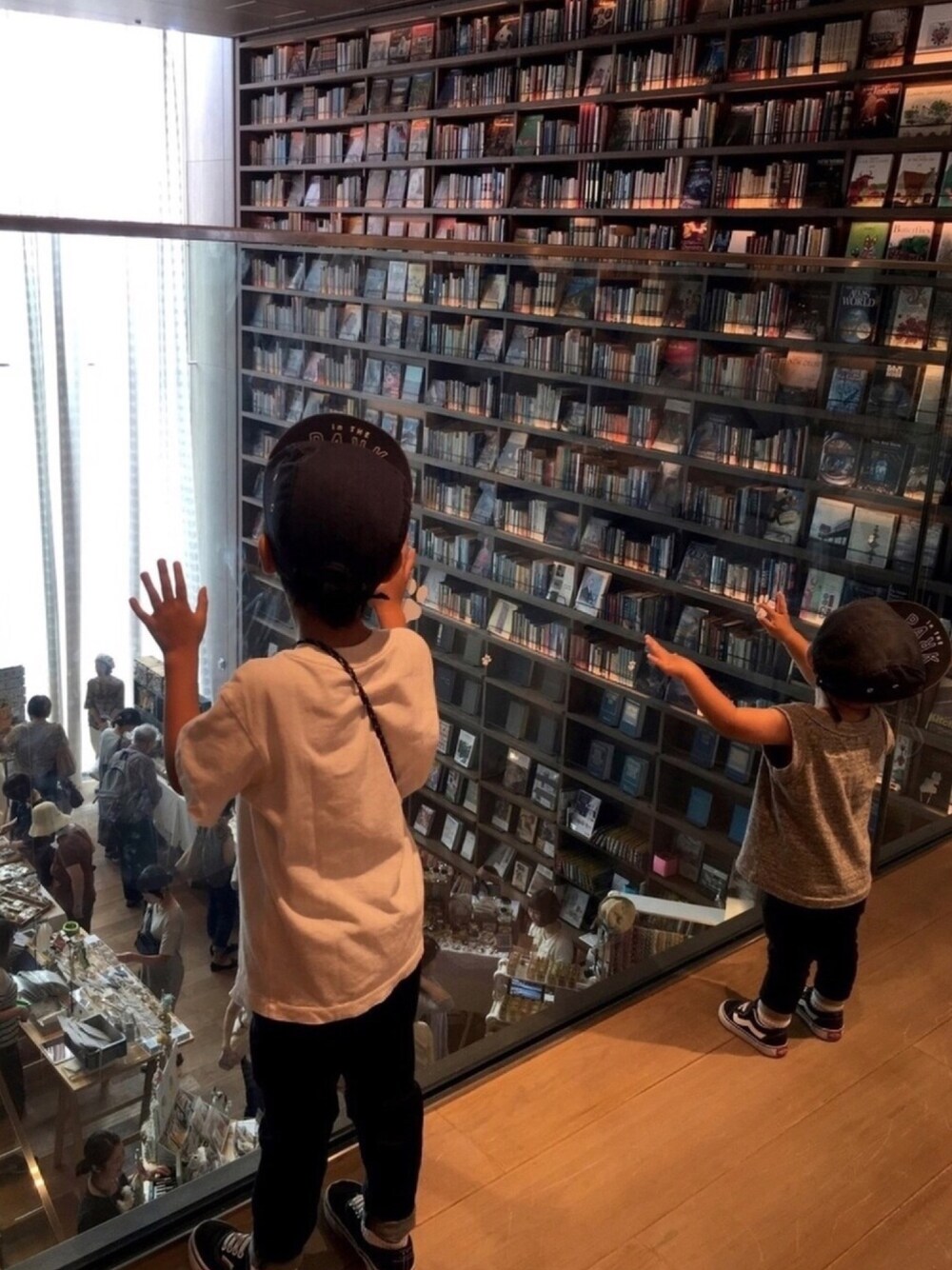 「キッズファッション、男の子、kids、シンプル、兄弟コーディネート、ラインソックス、キャップ」｜「Gramicciのアイテム（ポーチ、パープル系）」を使った、miimさん（キッズ・110cm）の秋コーディネートの1枚目の写真