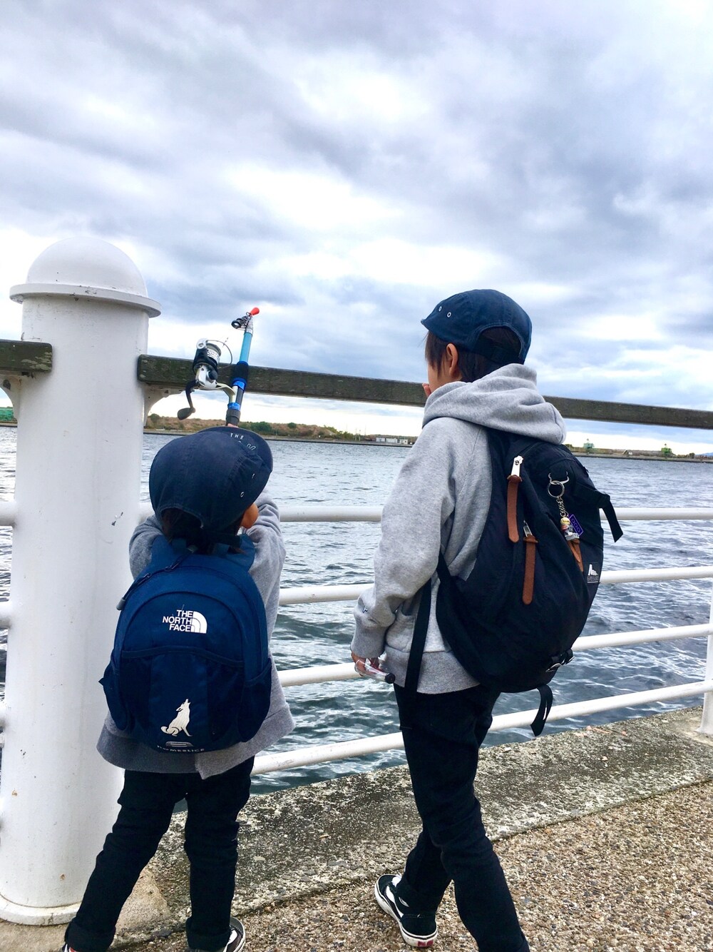 「釣り、きょうだいコーデ、仲良し兄弟、キッズコーデ、男の子、パーカー、スウェット、キャップ」｜「THE PARK SHOPのアイテム（パーカー、グレー系）」を使った、miimさん（キッズ・110cm）の秋コーディネートの1枚目の写真