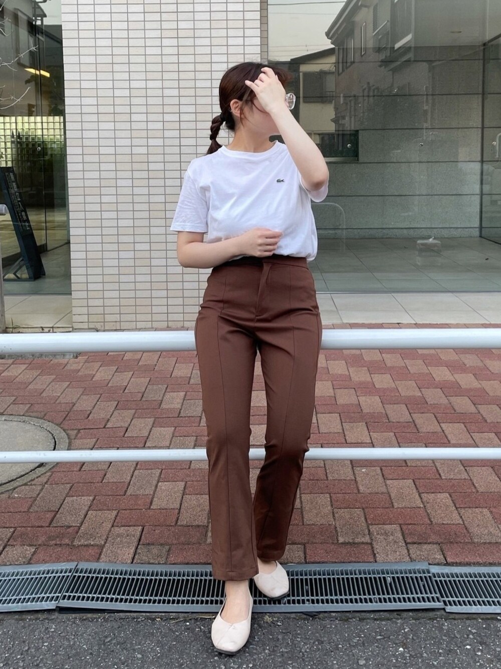 「シンプル、夏、低身長、Kastane、LACOSTE、ゆるコーデ、パンツコーデ、バレエシューズ、白Tシャツ」｜「Kastaneのセンタープレスカットパンツ（その他パンツ、ブラウン系）」を使った、udon(23)さん（レディース・152cm）の夏コーディネートの1枚目の写真