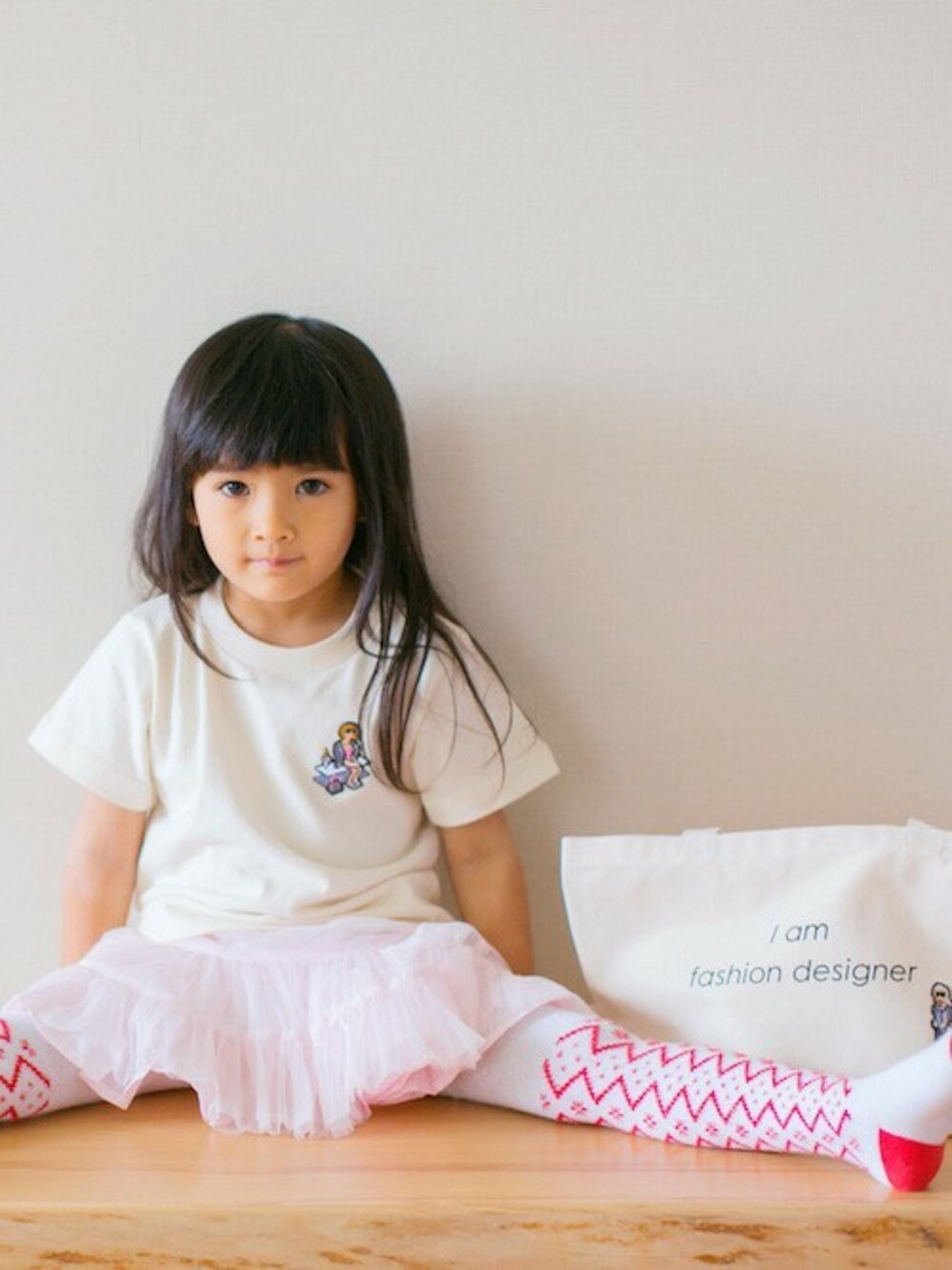 ホワイト系のTシャツ/カットソー、ホワイト系のトートバッグを着用したキッズの秋コーディネートの1枚目の写真