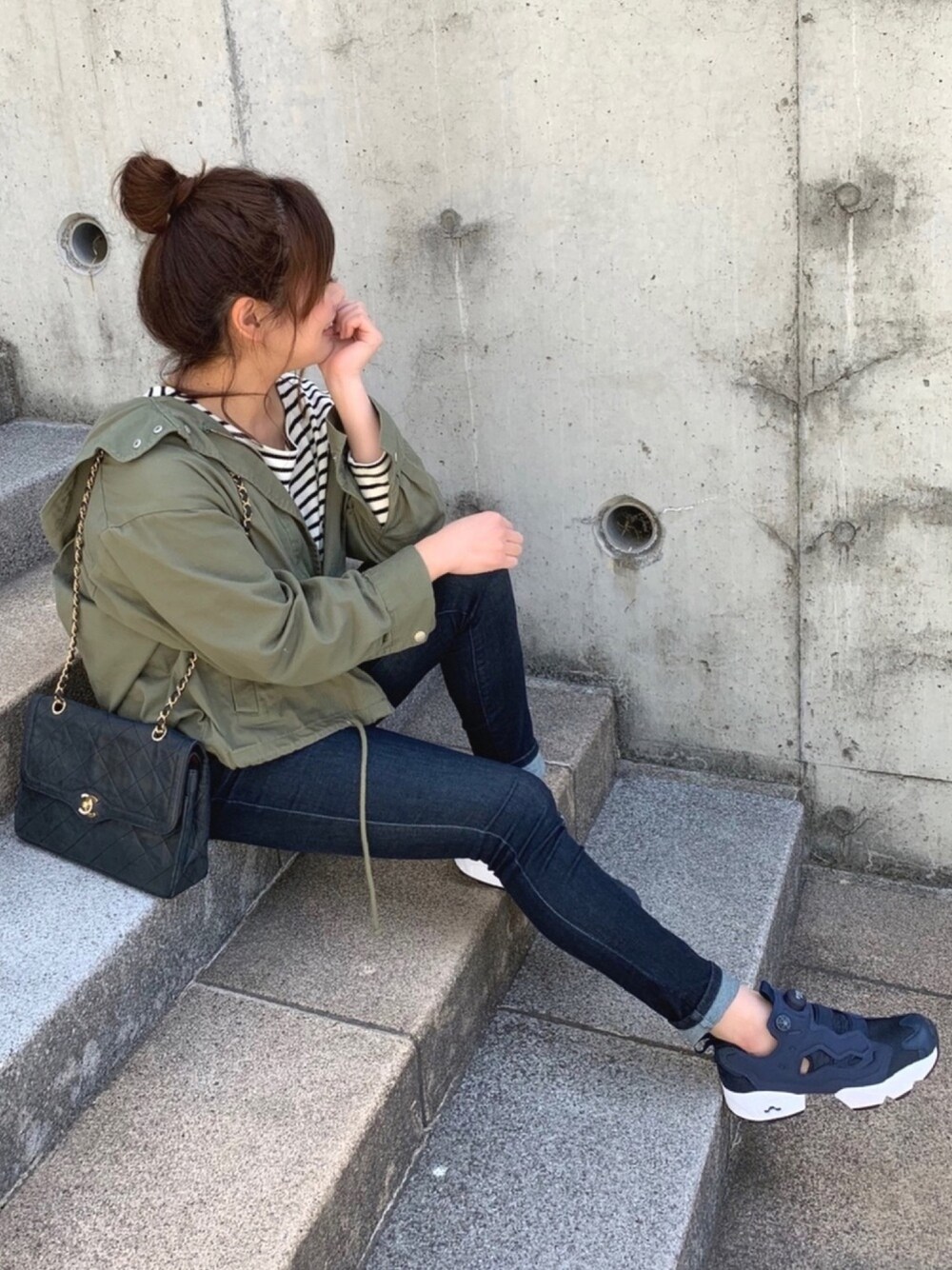 グリーン系のモッズコート、ブルー系のその他パンツ、ブルー系のスニーカーを着用したレディースの春コーディネートの1枚目の写真