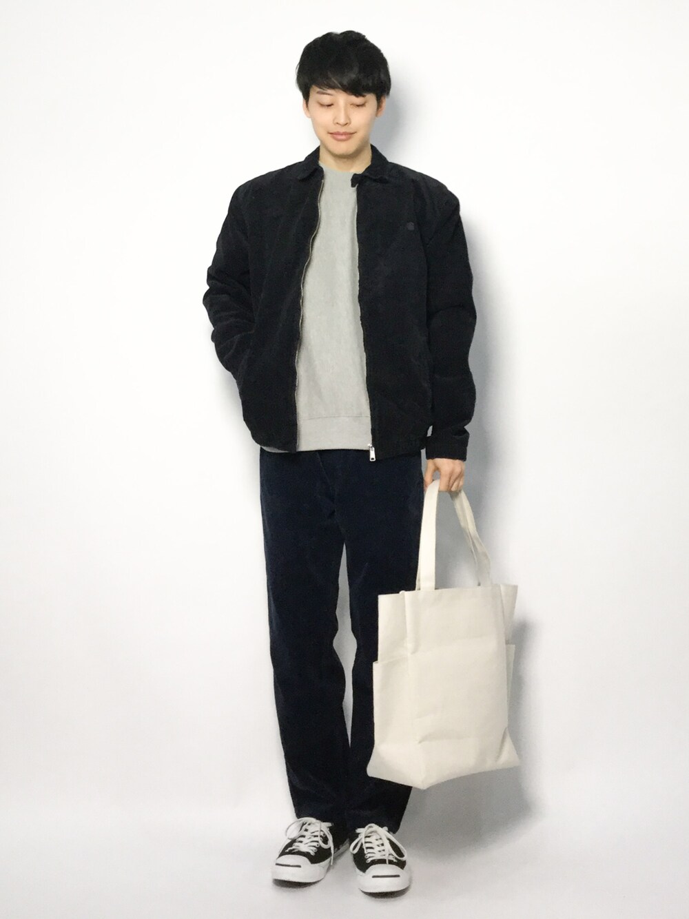 ブルー系のブルゾン、グレー系のスウェット、ブルー系のその他パンツを着用したメンズの冬コーディネートの1枚目の写真