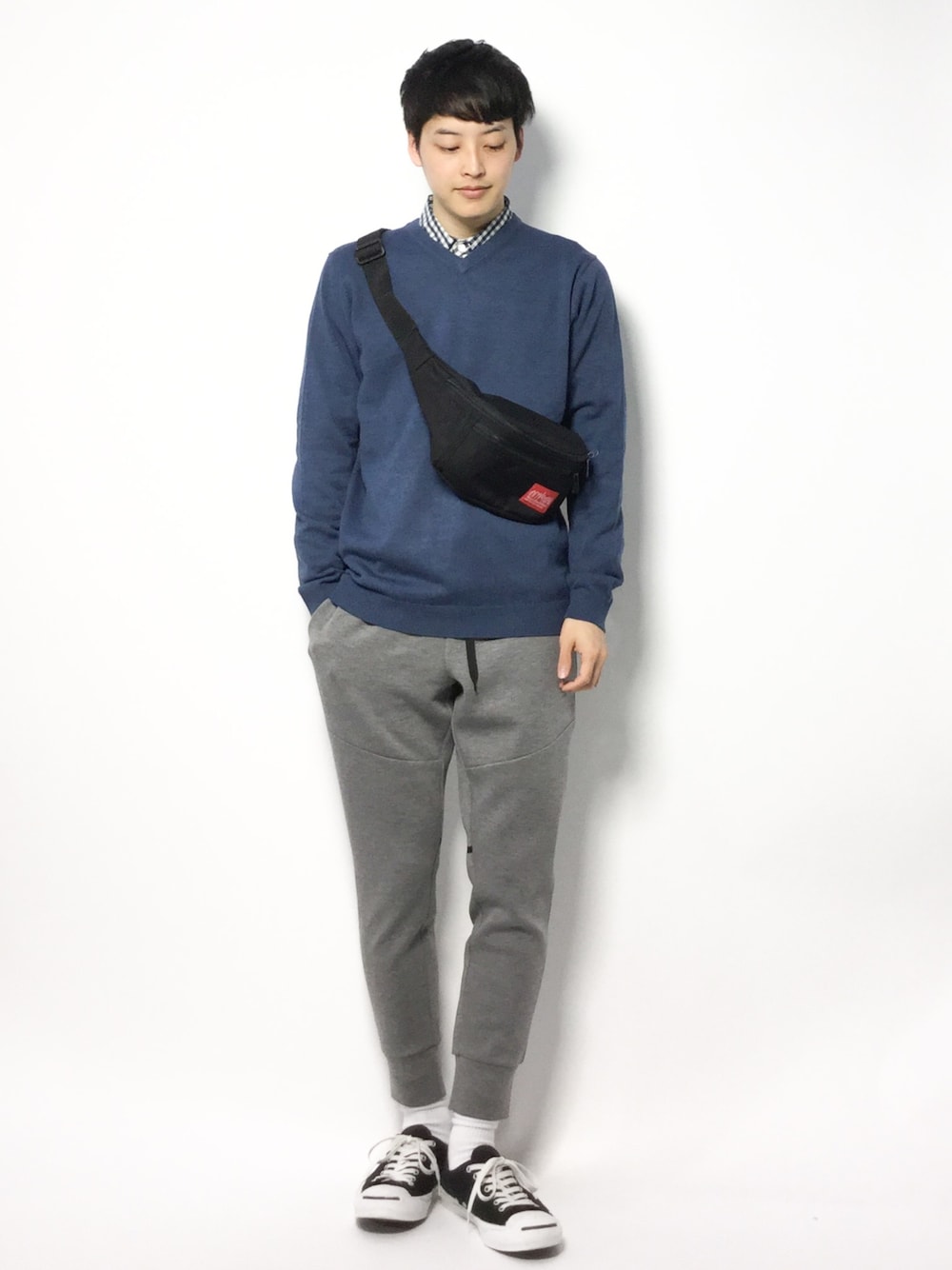 「スウェットパンツ、コンバース、重ね着、ブラック、チェックシャツ、グレー、ネイビー、Vネックニット、春コーデ、ボディバッグ」｜「BEAMSのBEAMS / ハイゲージ Vネック ニット（ニット/セーター、ブルー系）」を使った、togiさん（メンズ・170cm）の春コーディネートの1枚目の写真