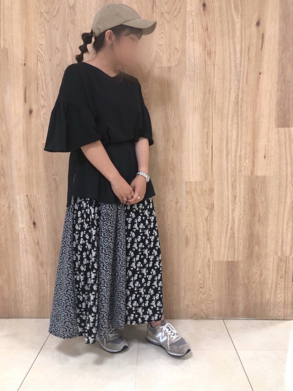 「夏コーデ、モノトーンコーデ、花柄スカート、チュニック、ウエストマーク、たまねぎヘアー、スニーカー、キャップ、グリーンパークス、Green Parks」｜「Green　Parksのアイテム（チュニック、ブラック系）」を使った、tamaさん（レディース・155cm）の夏コーディネートの1枚目の写真