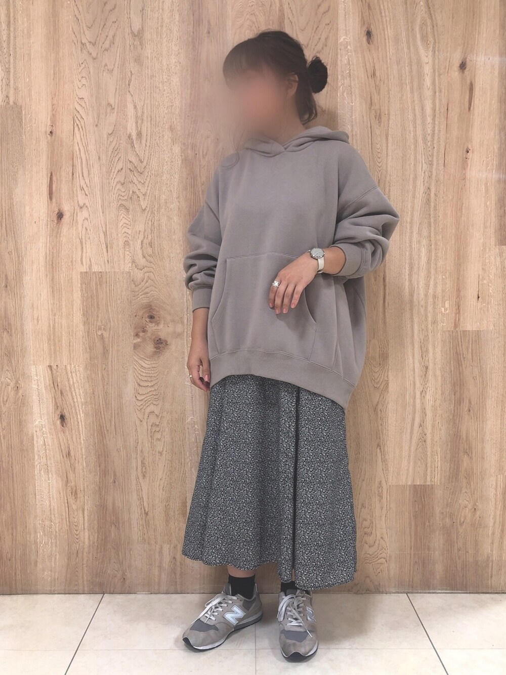 「秋のコーデ、パーカー、ビッグシルエット、ベージュ、花柄スカート、大人カジュアル、カジュアル、スニーカー、グリーンパークス、Green Parks」｜「Sugar spoonの・SUGAR SPOON ビッグパーカーチュニック（パーカー、ベージュ系）」を使った、tamaさん（レディース・154cm）の秋コーディネートの1枚目の写真