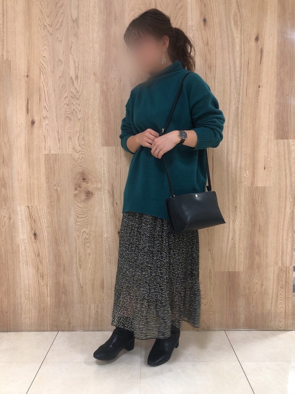 「冬コーデ、ニット、ビッグシルエット、グリーン、花柄スカート、プリーツスカート、ブーツ、ポニーテール、グリーンパークス、Green Parks」｜「Green　Parksのビッグシルエットハイネックプルオーバー＊★（ニット/セーター、グリーン系）」を使った、tamaさん（レディース・154cm）の冬コーディネートの1枚目の写真