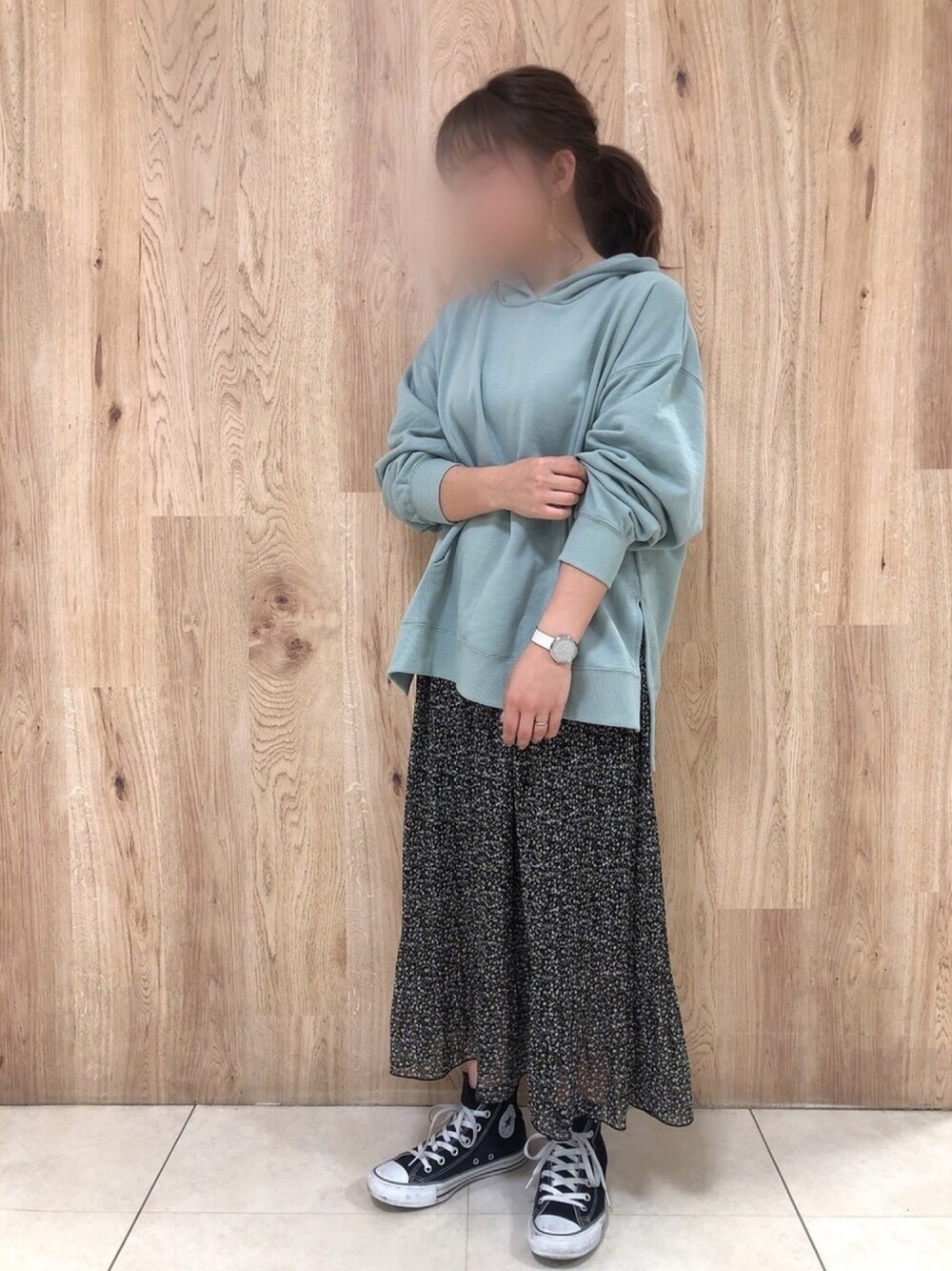 「春コーデ、ミントグリーン、パーカー、プリーツスカート、花柄スカート、ラフスタイル、スニーカー、グリーンパークス、Green Parks」｜「E hyphen world galleryの2way花柄プリーツスカート＊＊（スカート、ブラック系）」を使った、tamaさん（レディース・154cm）の冬コーディネートの1枚目の写真