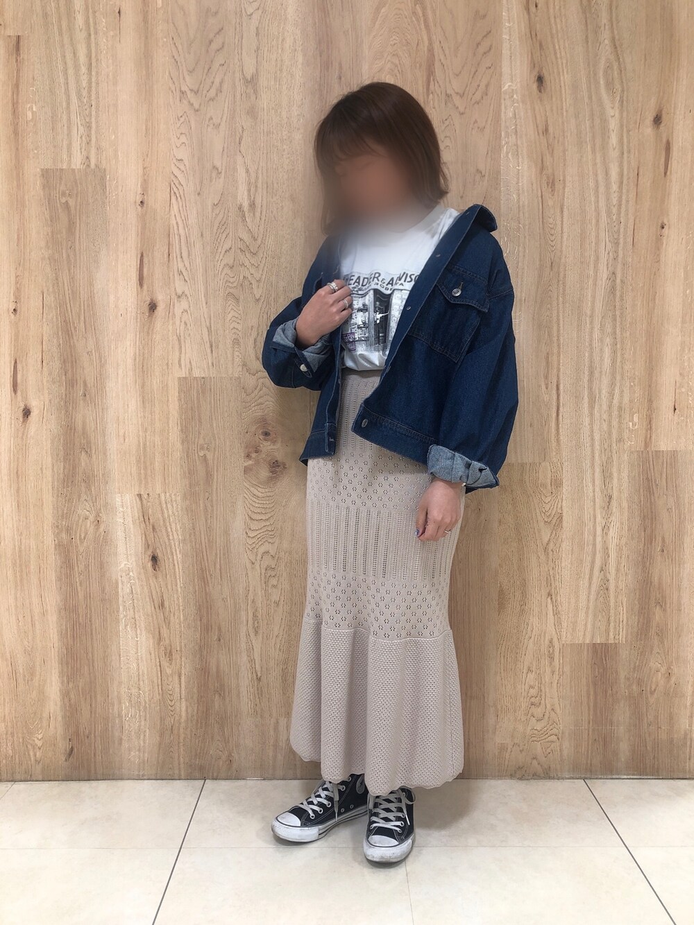 「春コーデ、今日のコーデ、カジュアルコーデ、透かし編みニット、ニットスカート、デニムジャケット、プリントT、スニーカー、グリーンパークス、Green Parks」｜「ELENCARE DUEの・【ELENCARE DUE】 デニムGジャン＊（デニムジャケット、ブルー系）」を使った、tamaさん（レディース・154cm）の春コーディネートの1枚目の写真