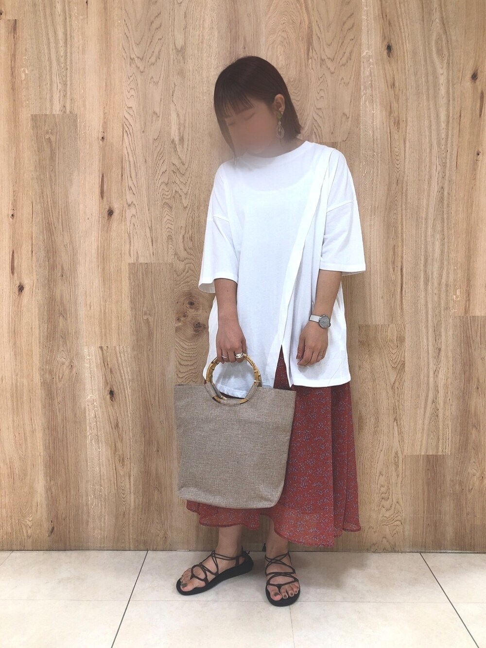 「休日スタイル、ラクチンコーデ、花柄、ビッグシルエット、オーバーサイズ、夏、サンダル、グリーンパークス、Green Parks」｜「Green　Parksのビッグシルエットゆるチュニック＊（Tシャツ/カットソー、ホワイト系）」を使った、tamaさん（レディース・154cm）の夏コーディネートの1枚目の写真