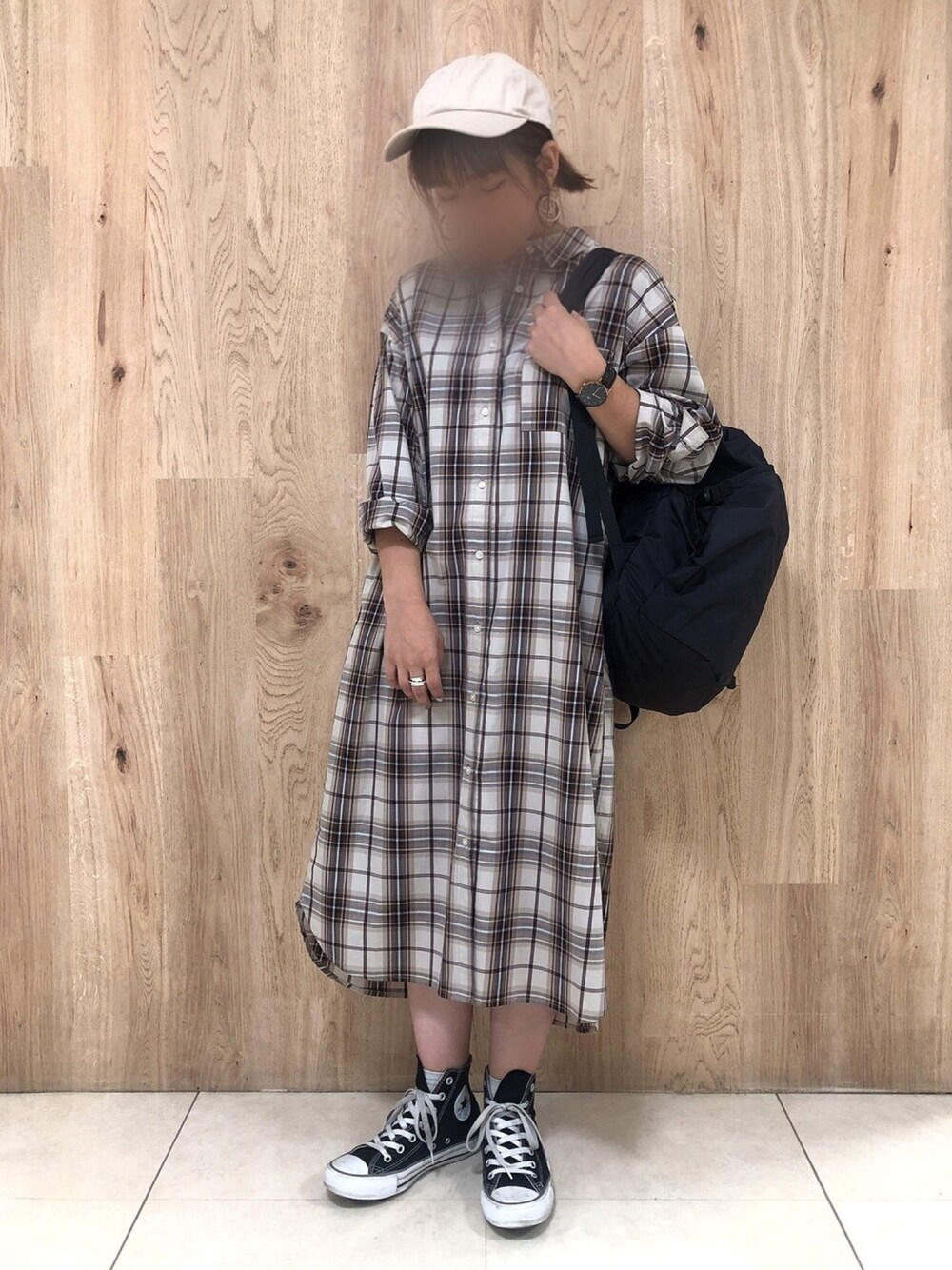 「秋のコーデ、休日スタイル、楽チンコーデ、シャツ、シャツワンピ、チェック、キャップ、リュック、グリーンパークス、Green Parks」｜「Green　Parksの前あきシャツワンピース＊（ワンピース、ベージュ系）」を使った、tamaさん（レディース・154cm）の秋コーディネートの1枚目の写真
