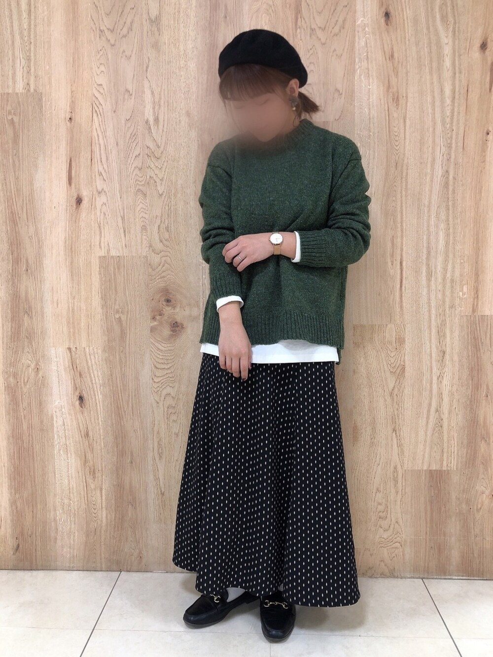 「冬コーデ、秋コーデ、レイヤードスタイル、大人カジュアル、ニット帽、スカート、ローファー、ベレー帽、グリーンパークス、Green Parks」｜「Green　Parksのショート丈クルーネックニットプルオーバー＊（ニット/セーター、グリーン系）」を使った、tamaさん（レディース・154cm）の秋コーディネートの1枚目の写真