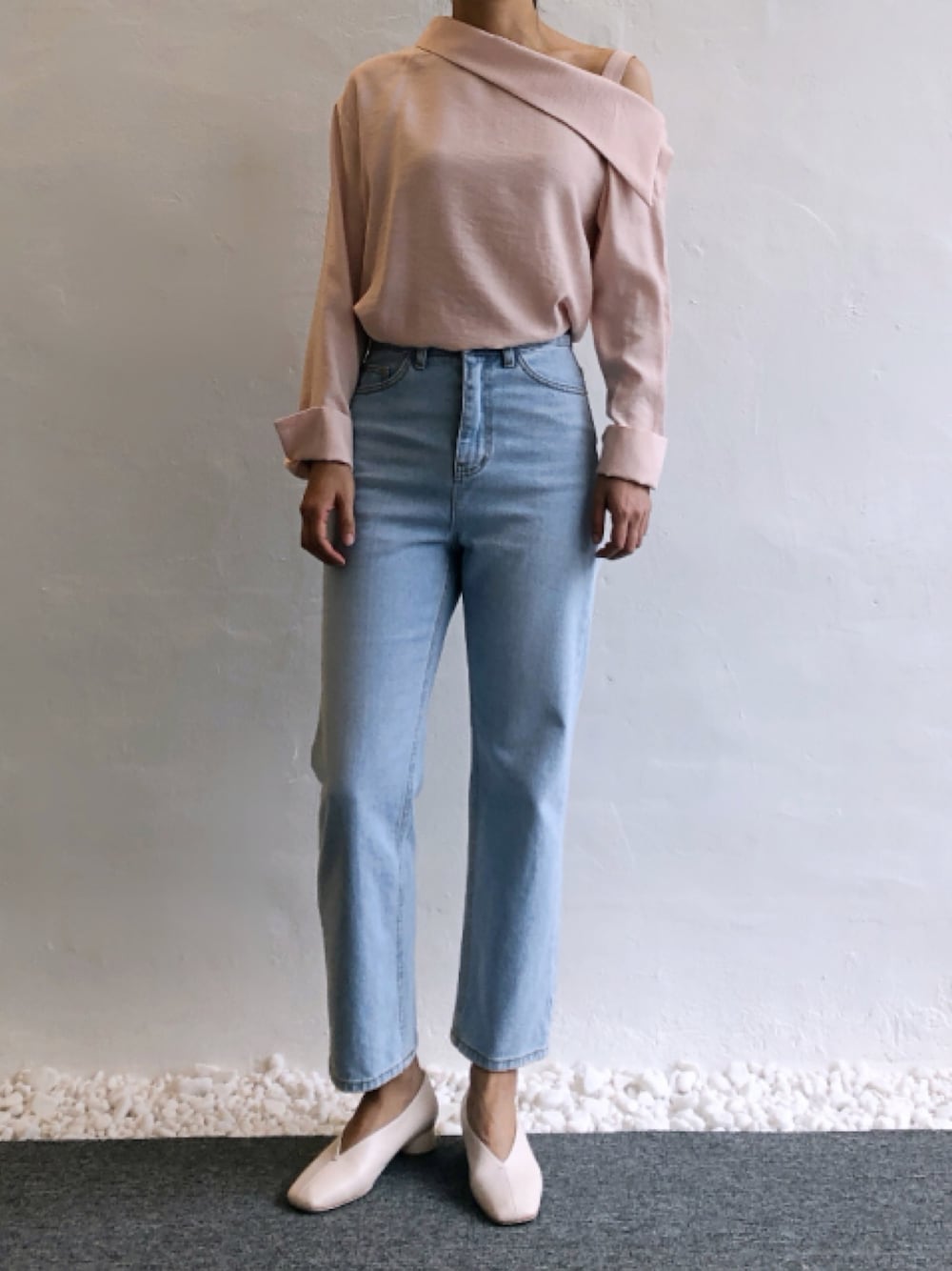「ヌロウン、オフショルダー、オフショルダーブラウス、ラブリー、neurown、offshoulder、girl、ストレートデニム、デニム、デニムパンツ」｜「neurownのアイテム（シャツ/ブラウス、ピンク系）」を使った、ヌ-ロウンさん（レディース・168cm）の秋コーディネートの1枚目の写真