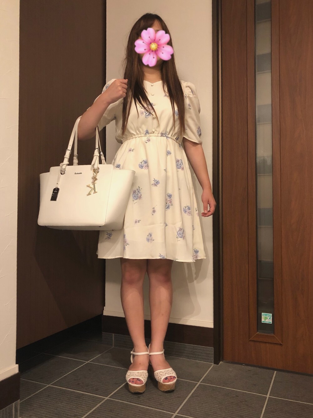「MAJESTIC LEGON、花柄ワンピース、花柄、&chouette、清楚風コーデ、かわいい系、デート服」｜「MAJESTIC LEGONのレディフラワーワンピース（ワンピース、ホワイト系）」を使った、ぬっちさん（レディース・159cm）の夏コーディネートの1枚目の写真