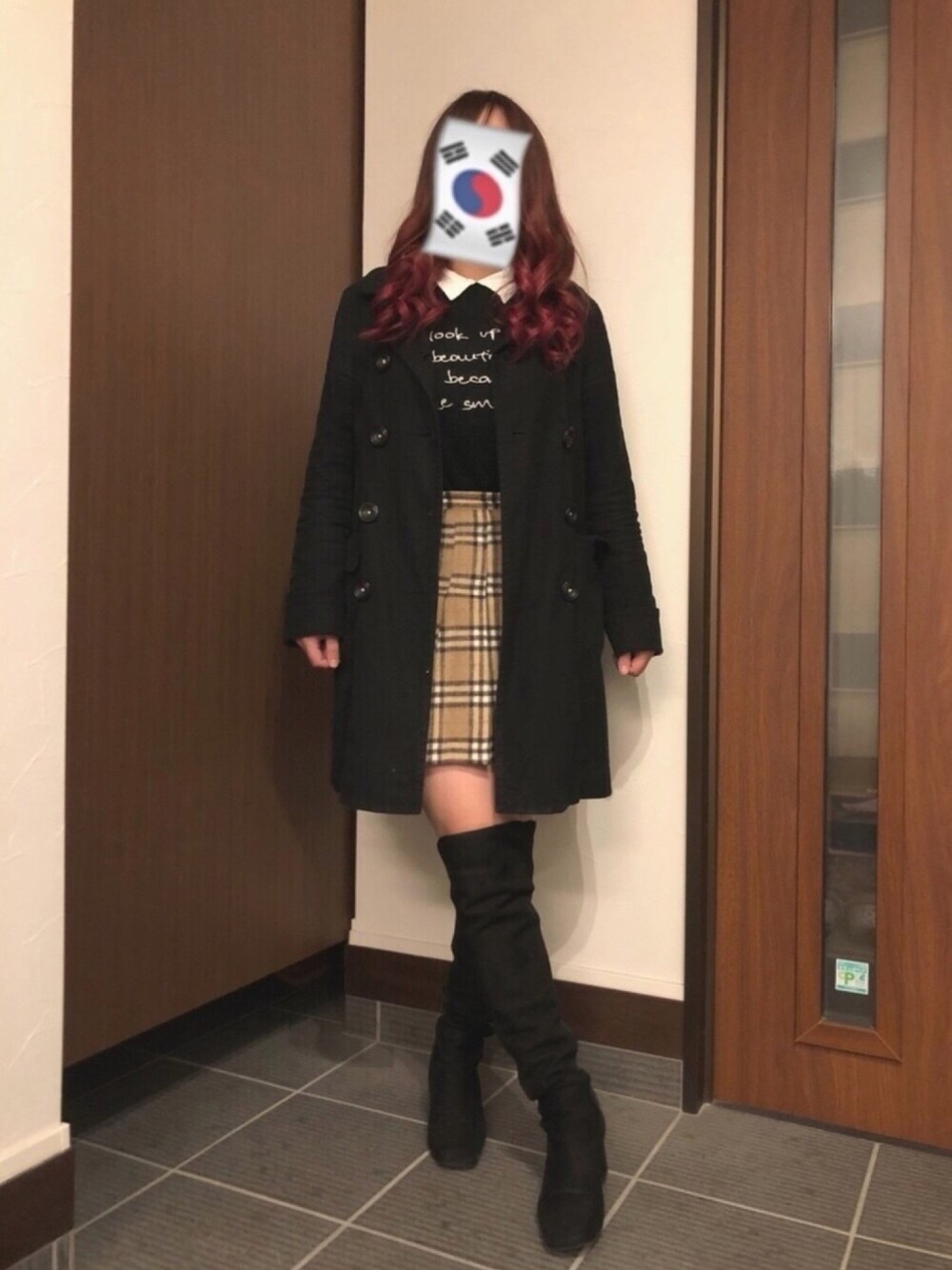 「韓国ファッション、韓国ブランド、いいニーハイの日、lucky factory、browny、ニーハイブーツ、ミニスカート、Pコート、バーバリーチェック、絶対領域」｜「LUCKY FACTORYのアイテム（スカート、ベージュ系）」を使った、ぬっちさん（レディース・159cm）の秋コーディネートの1枚目の写真